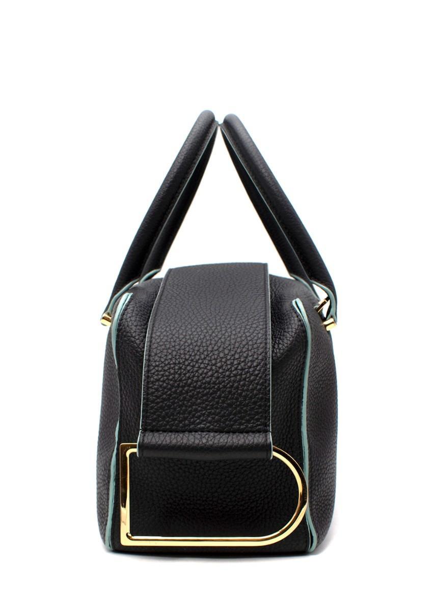 Delvaux CoolBox MM Marineblau & Türkis Leder Umhängetasche

- Marinefarbenes genarbtes Kalbsleder mit türkisfarbenen Kanten
- Verschluss mit Reißverschluss und D-förmiger Schnalle
- 2 Innentaschen
- Abnehmbarer Schulterriemen aus Leder und zwei