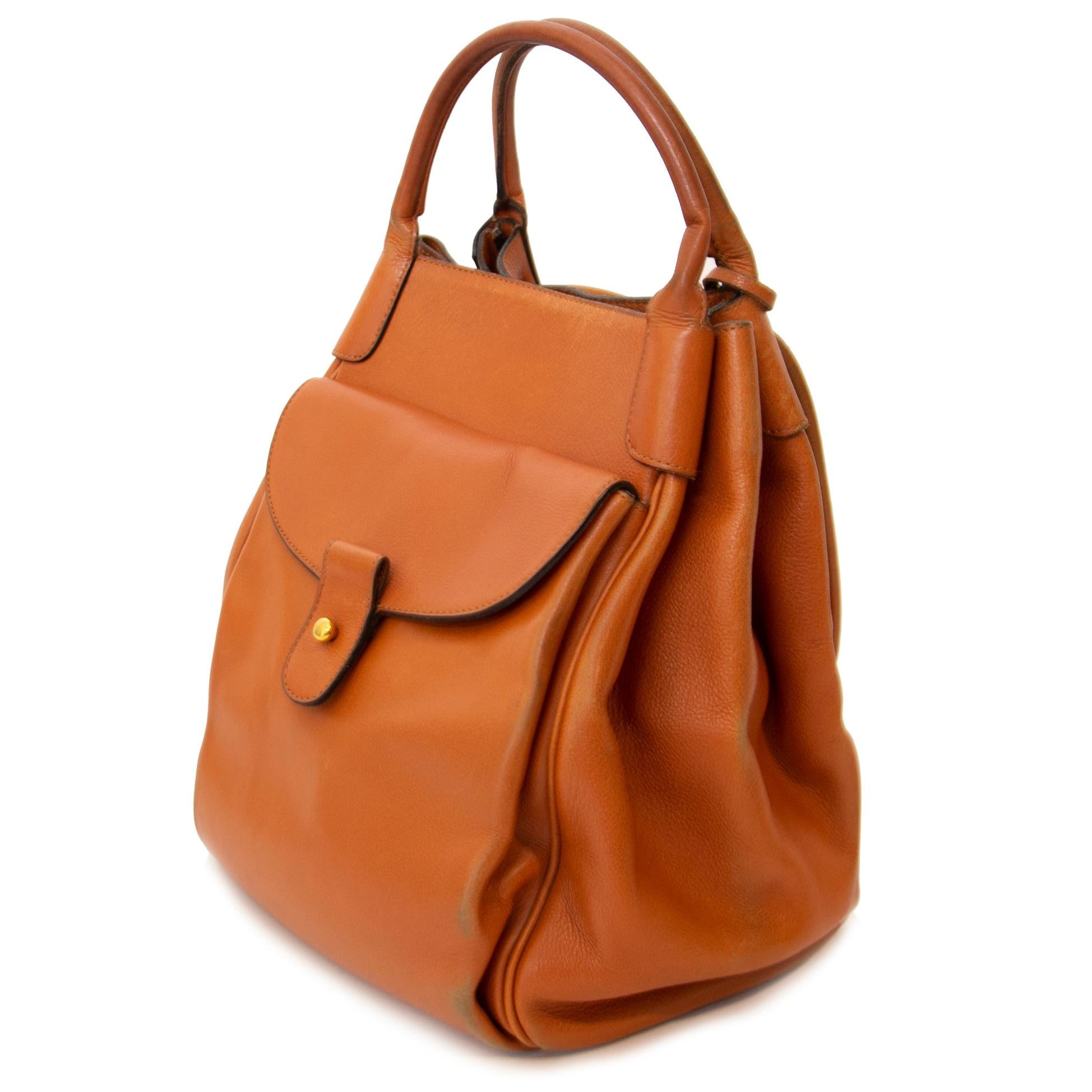Good preloved condition

Delvaux Corail GM Camel Leather Bag

When convenience meets style. This beautiful Delvaux bag is made in camel leather and features golden toned hardware. You can describe it as 'bucket style' and it comes with a drawstring