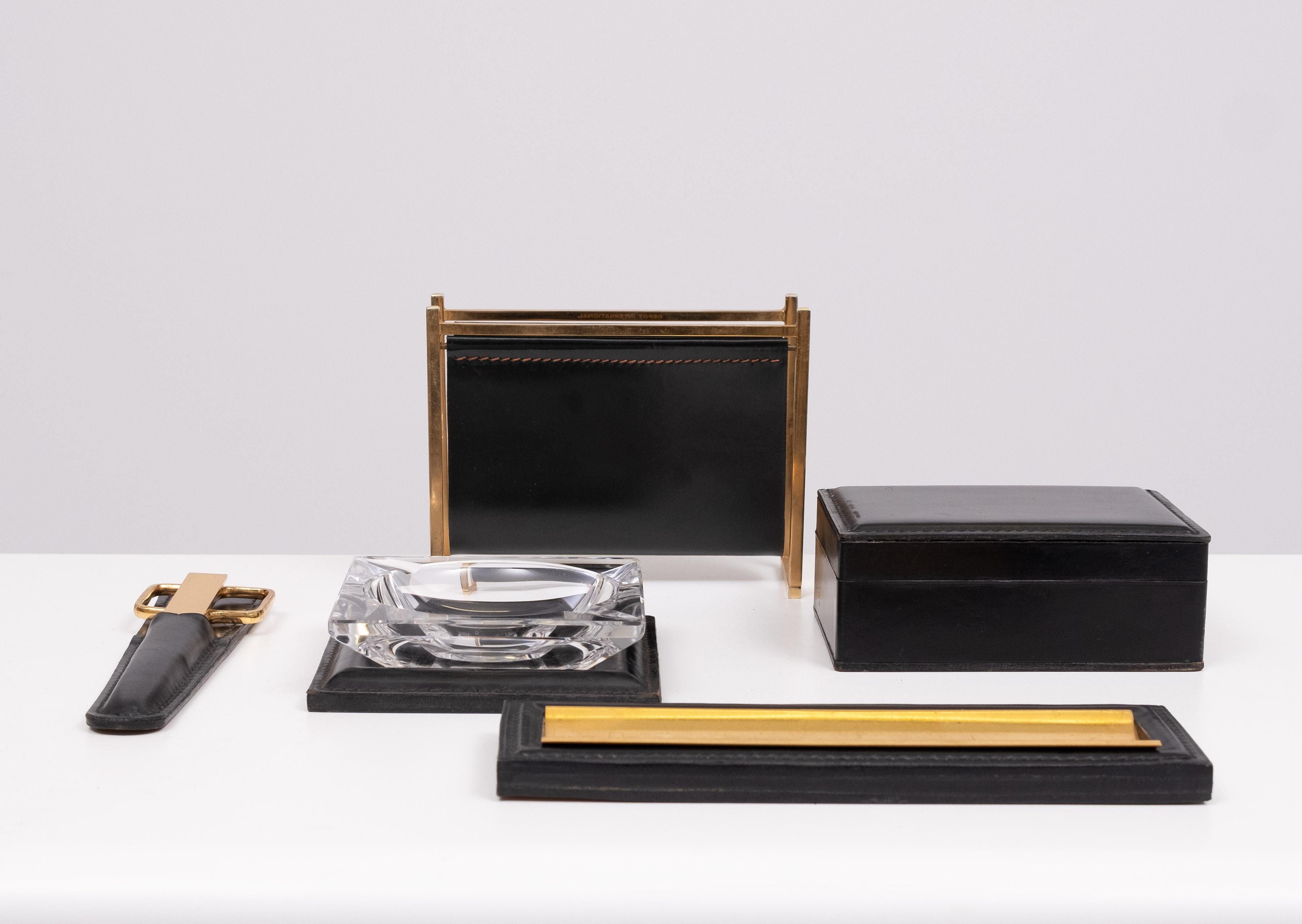 Atemberaubendes Stich Leather 5 piece Desk Set . Schwarze Farbe .
bestehend aus einem Brieföffner und einer Schere in einer schwarzen Lederhülle.
Kleine schwarze Schachtel . Stifthalter, Irrläufer und ein Briefhalter.
Alle signiert von Delvaux