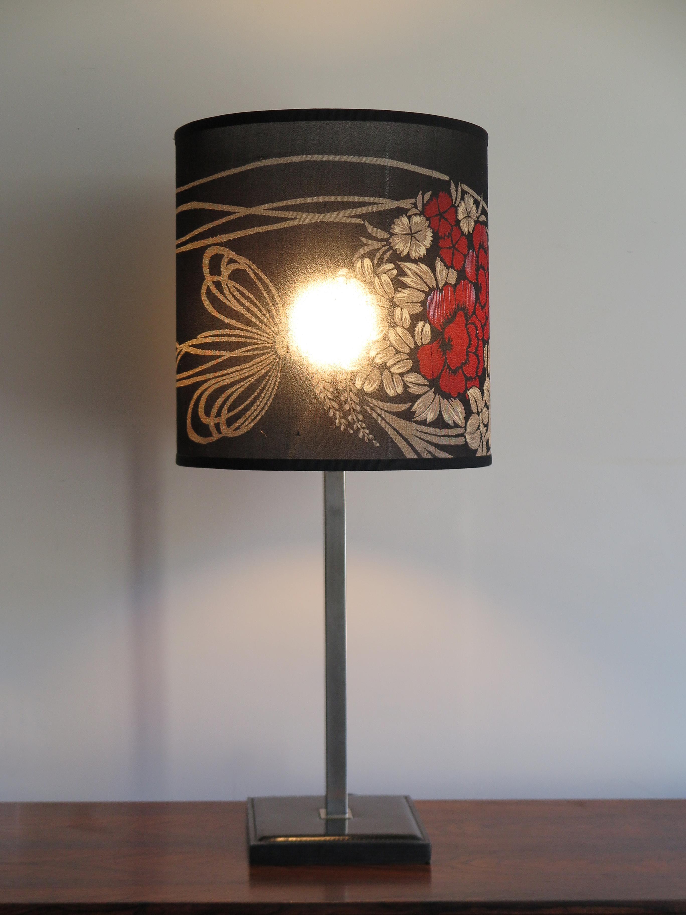 Lampe de table ou de bureau conçue par Delvaux et fabriquée en Belgique avec base en cuir, structure chromée et abat-jour orientable réalisé à neuf avec un kimono japonais en soie ancienne, années 1960.

Signature du producteur sous la