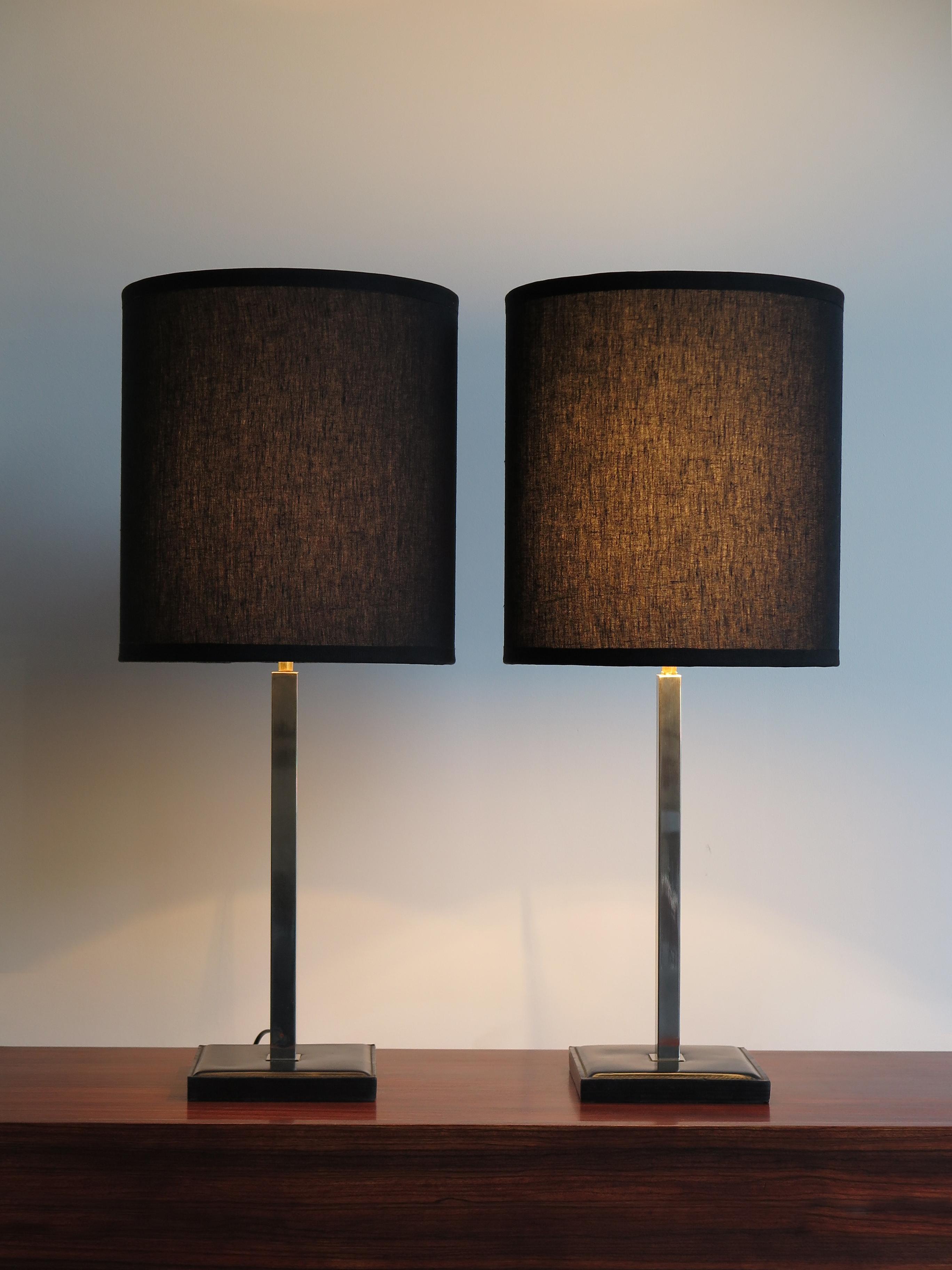 Couple of table lamps designed by Delvaux and manufactured in Belgium with leather base, chromed structure and orientable new black fabric lampshade, circa 1960s
Signature of the producer under the base.

Please note that base and structure are