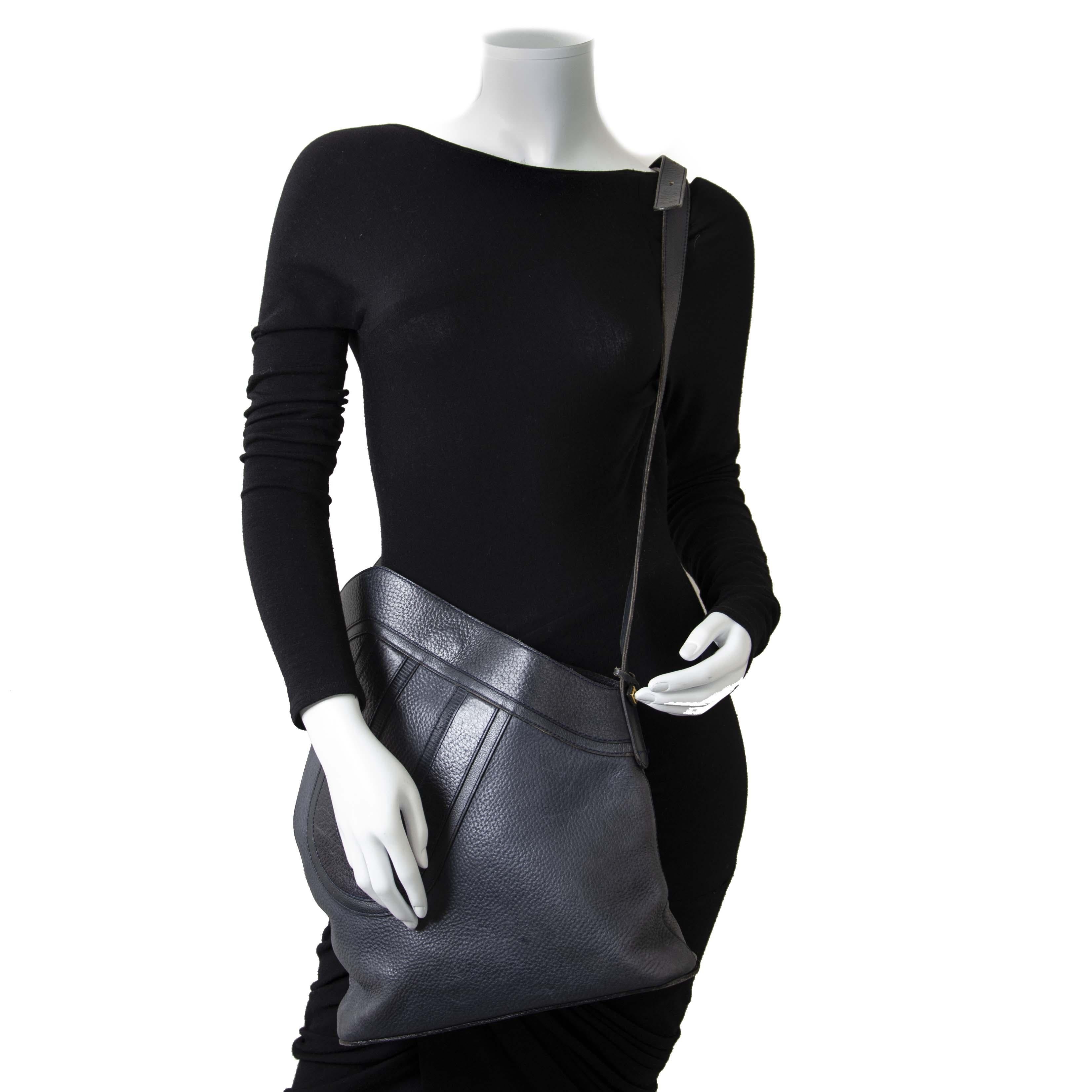 Bon état de conservation.

Delvaux Dark Blue 'D' Shoulder Bag

Ce magnifique et spacieux sac à bandoulière sera votre compagnon de tous les jours. 
Ce sac en cuir bleu foncé est orné d'un grand logo 