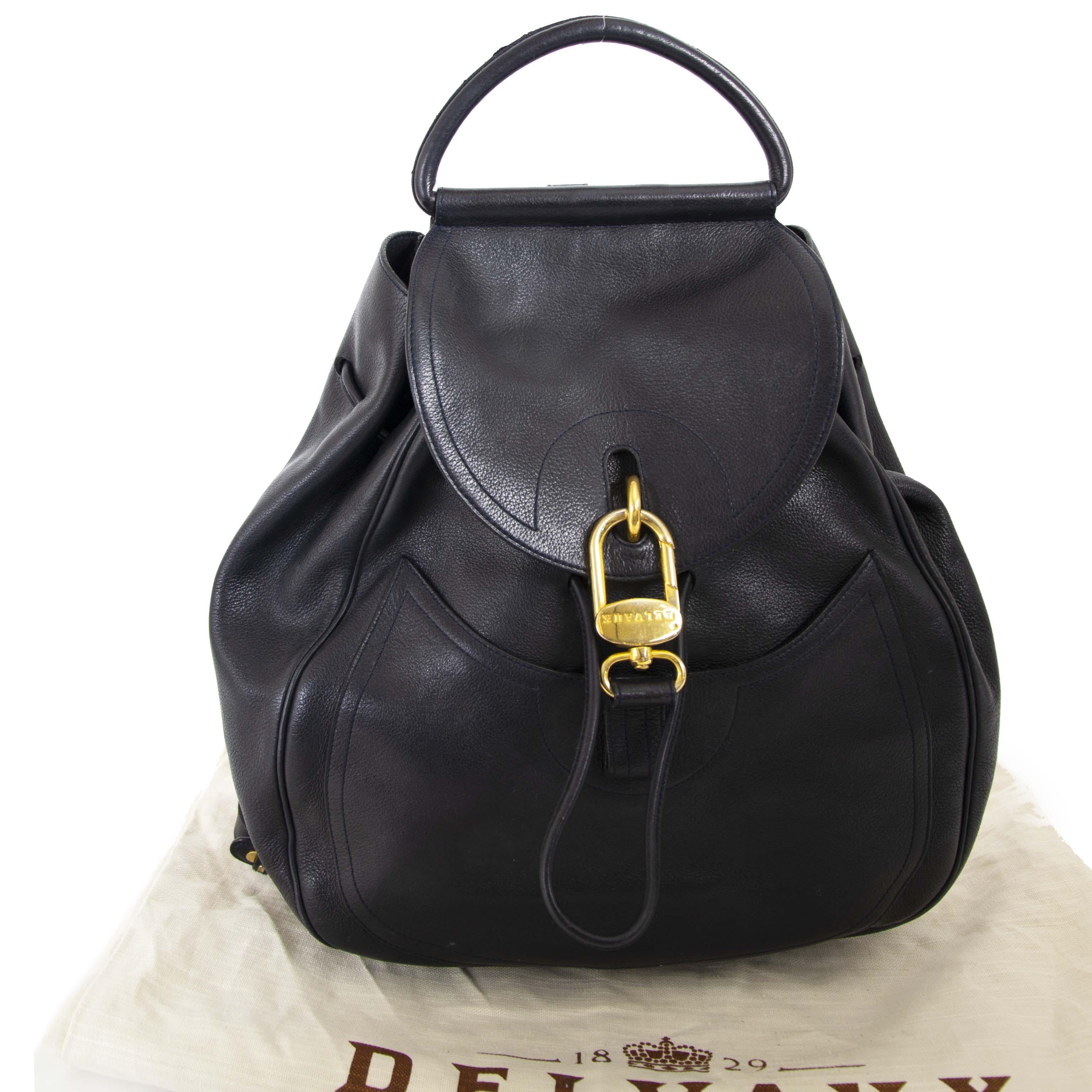 Bon état

Delvaux grand sac à dos Lucifer bleu foncé

Les sacs à dos sont les sacs les plus pratiques que vous puissiez porter, et ils sont bons pour votre précieux dos.
Ce sac à dos est réalisé en cuir bleu foncé et comporte des accessoires en