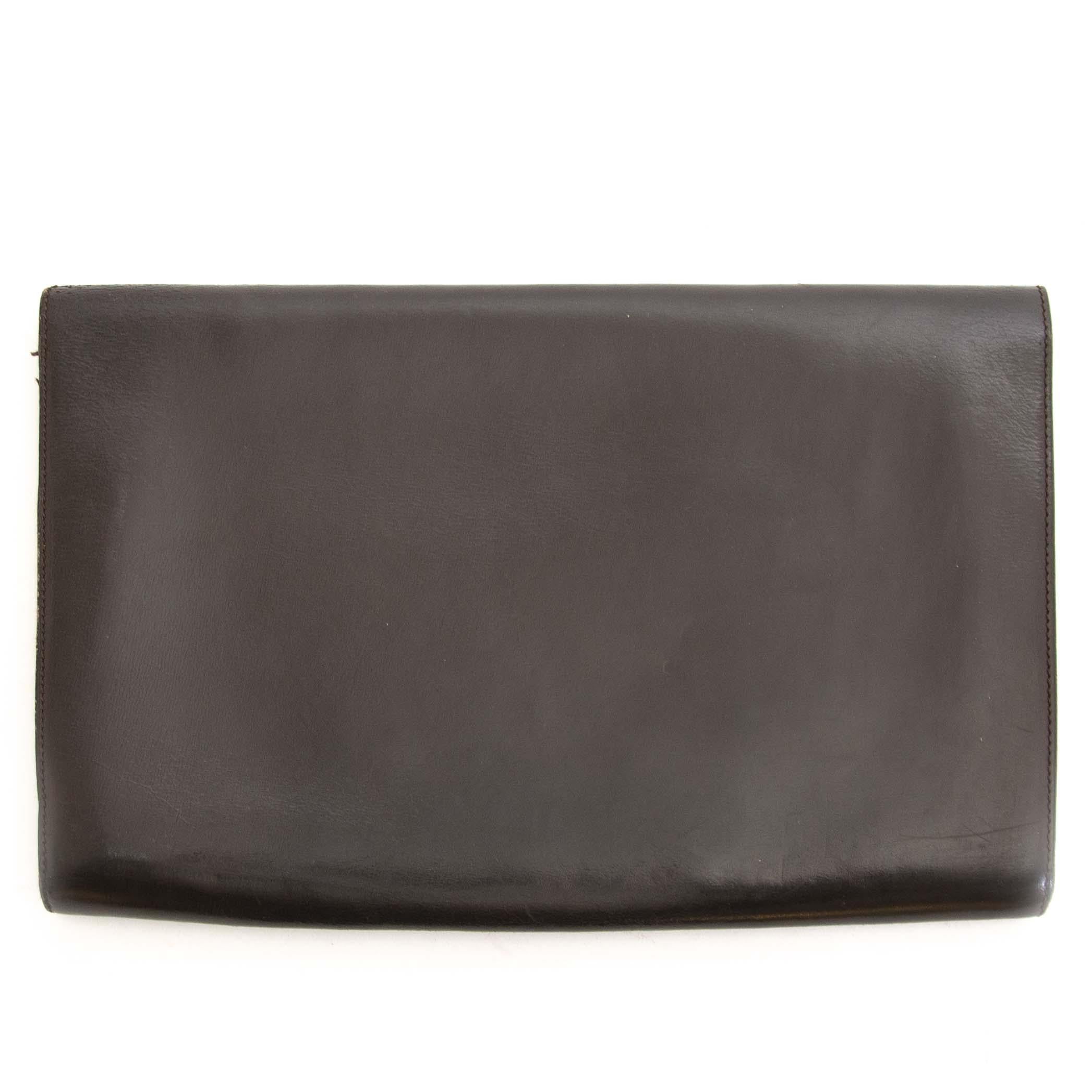 Preloved Condition

Delvaux Dark Brown Leather Clutch

This Delvaux dark brown clutch is a very classic musthave to combine for a more casual chic look. The clutch has a point formed flap to close the bag. The interior is one open space, very easy