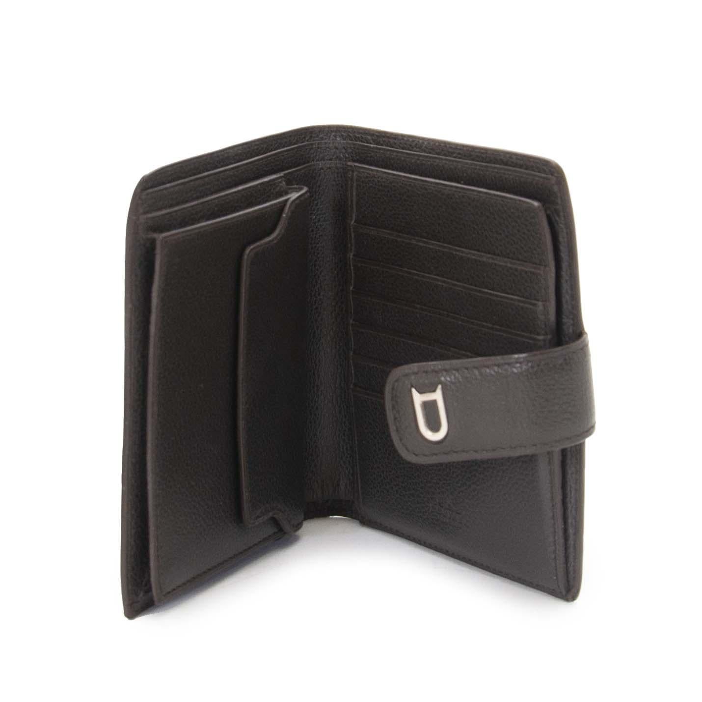 Excellent condition

Delvaux Dark Brown Wallet

This compact wallet by Delvaux is the perfect thing: the wallet is spacious enough for all your cards, coins and bills.

The inside features a coin purse, multiple wallet slots and two pouches for