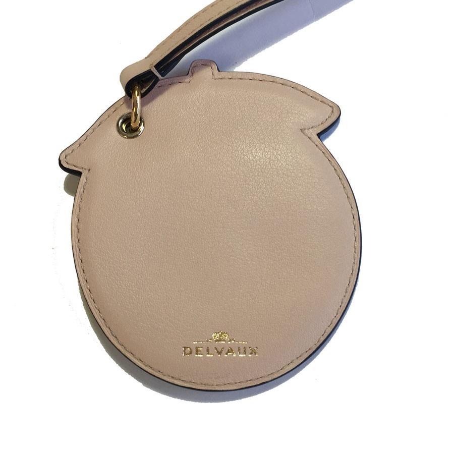 DELVAUX mask bag accessory In homage to the work of René Magritte
Condition : never worn
Collection : Magritte
Material: leather
Color: green, pink
Dimensions: 9.5 x 8 cm, strap length: 16 cm
Hardware: gold-plated metal
Stamp: yes
Details : this bag