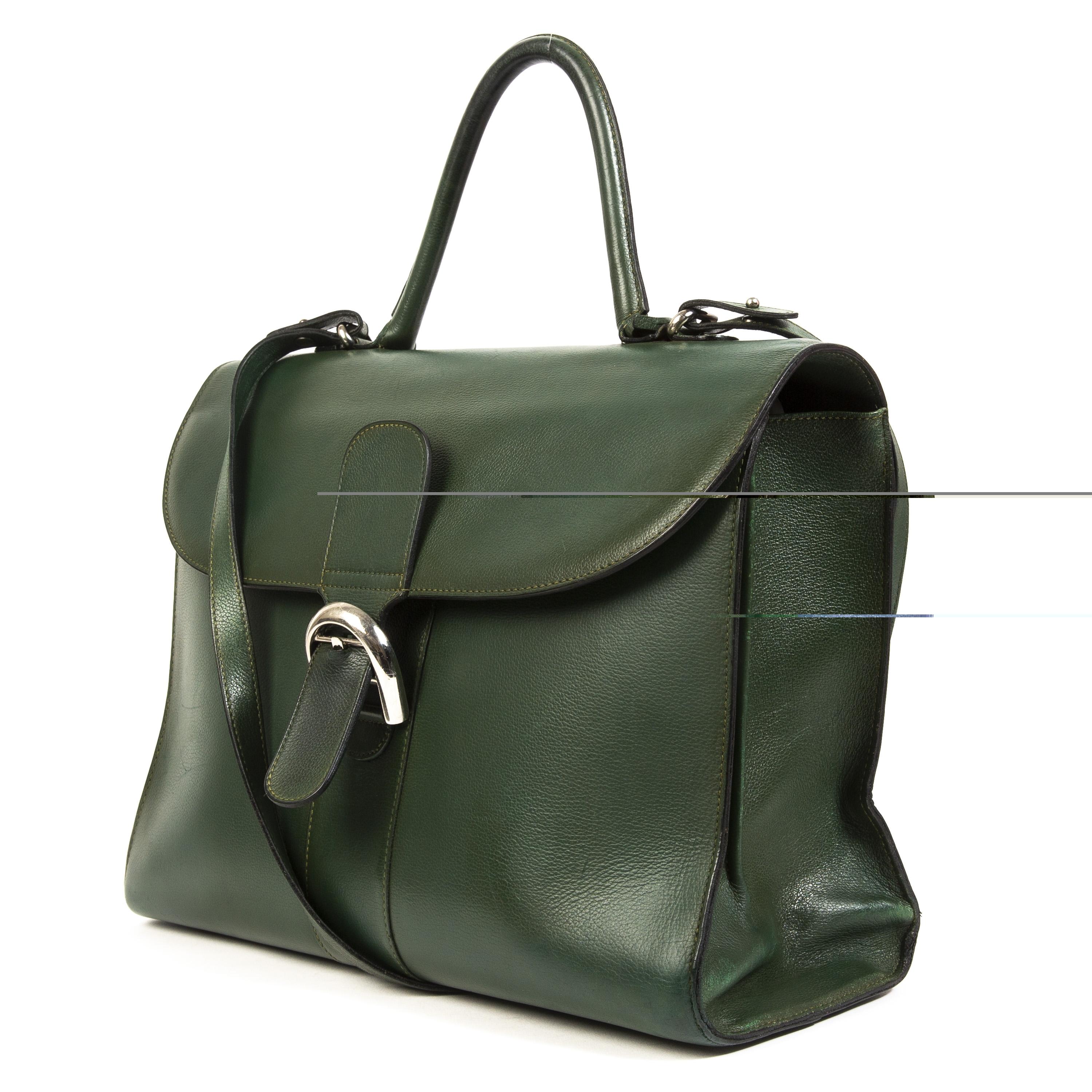 Very good preloved condition

Delvaux Green Brillant GM + Strap 

What a beauty! The green leather makes sure that the silver-toned hardware pops! 

This is the perfect bag for daily use. There's anough space to store all your essentials.  

The