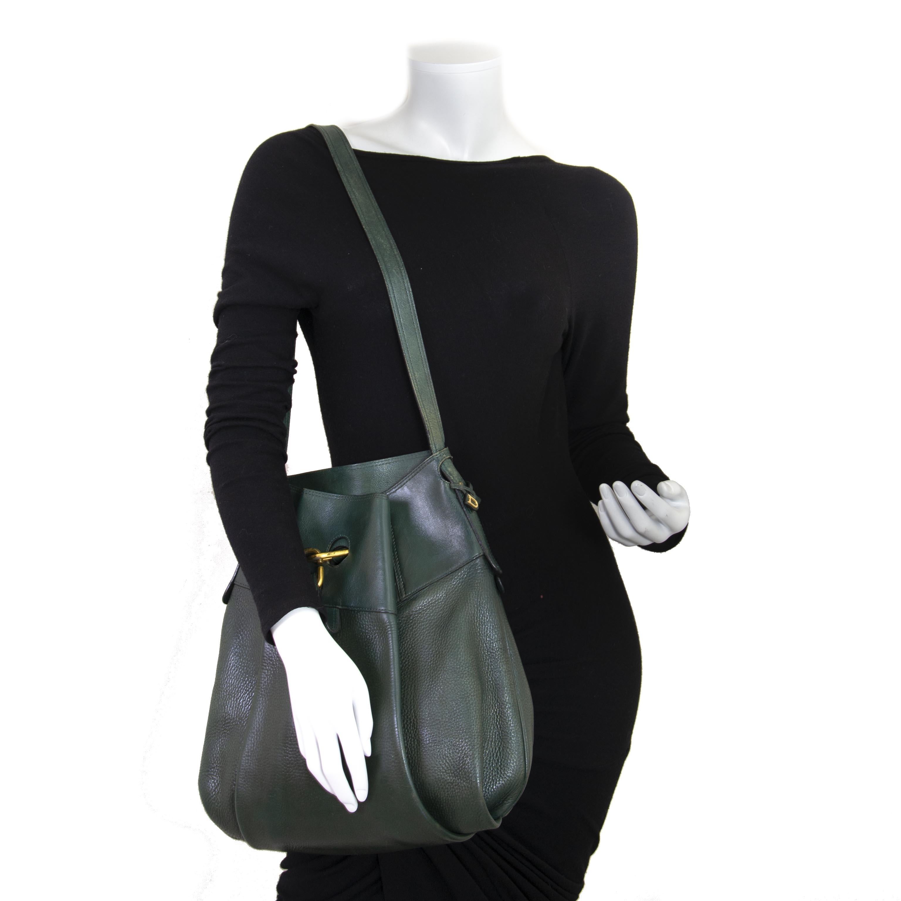 Good condition

Delvaux Green Faust Bag

The iconic 'Faust' bag is a well-known model in the collection of Delvaux. The bag features a decorative lock on the front and provides easy access in the back. Open the bag with the gold-toned zipper and