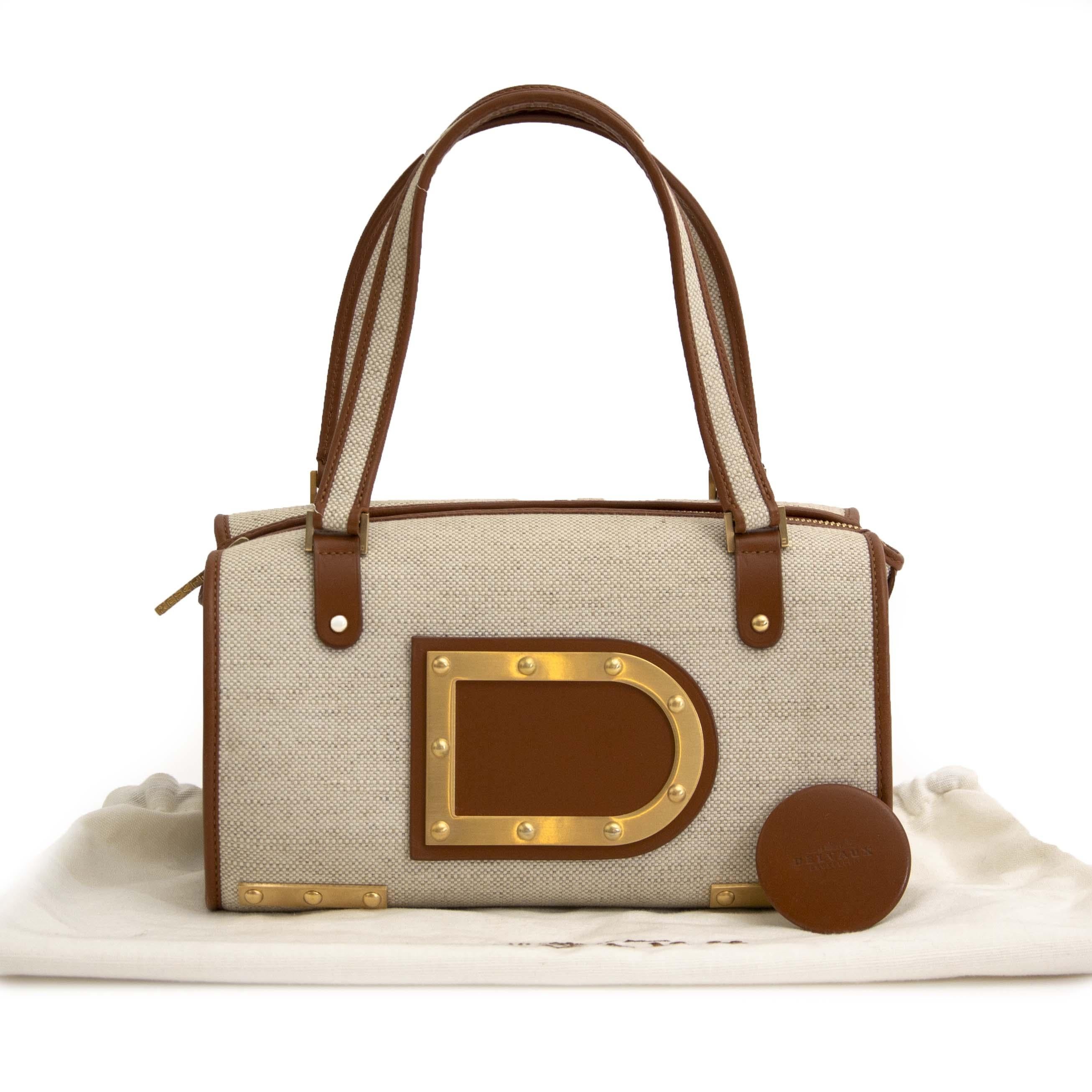 Excellent condition

Delvaux Le Astrid MM Toile Charleston Fauve

A true Belgian beauty: the Delvaux Le Astrid bag. This incredible bag is made of white cloth and beautiful brown colored leather. It has the iconic Delvaux 'D' on the front in a gold