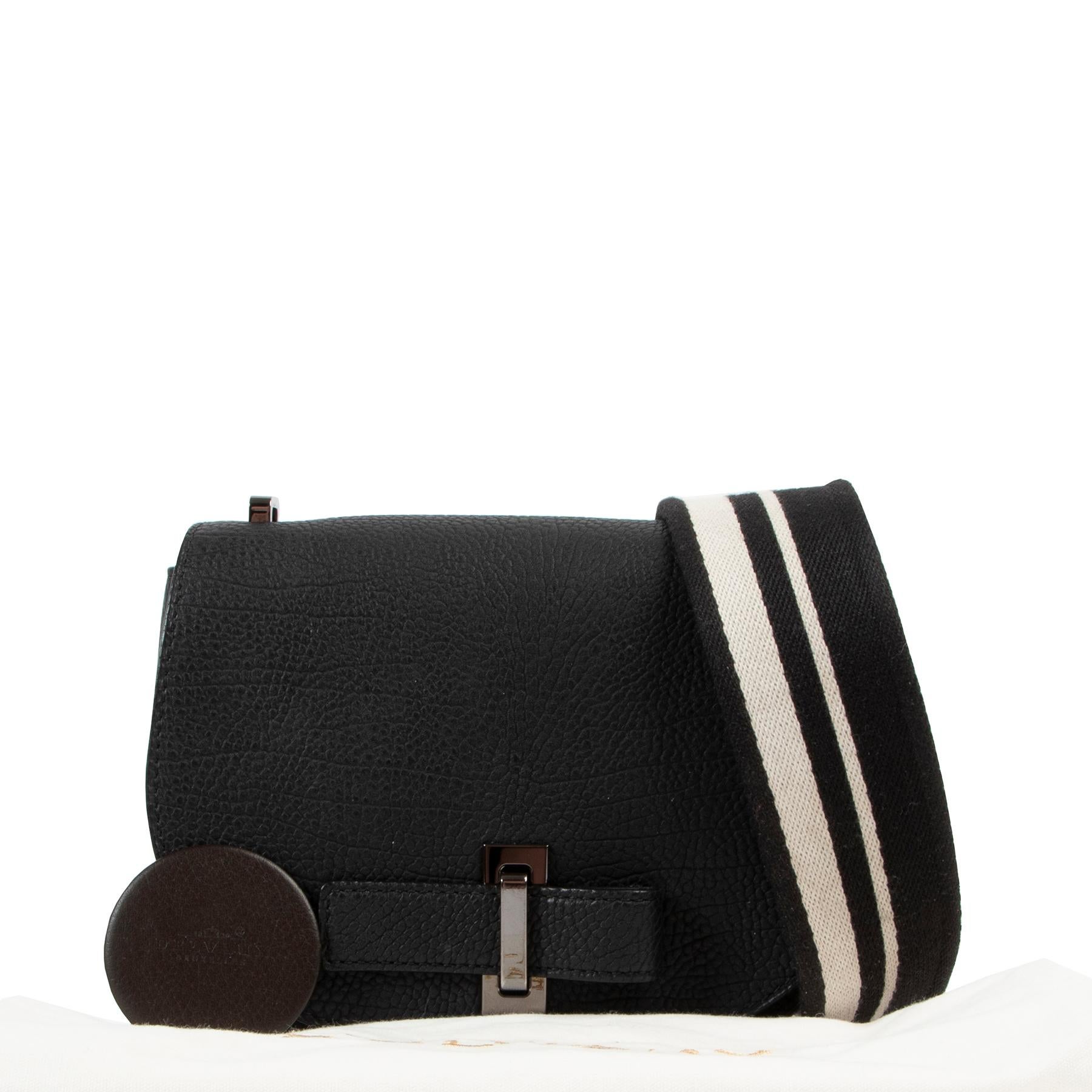 Delvaux Le Mutin Mini Crispy Calf Black Crossbody

Watch this stunning Le Mutin Mini combine sporty vibes and sheer elegance in an effortless way! The crispy calf leather in black with contrasting white details and a wide canvas strap make this a