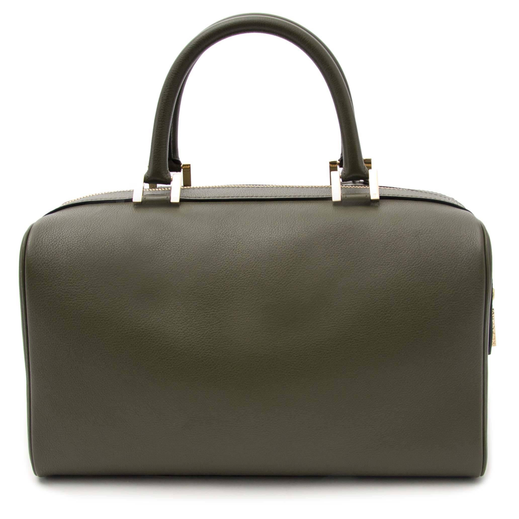 Excellent condition

Estimated Retail Price: €2400

Delvaux Louise Boston Allure Olive Green

This beautful and elegant handbag by Delvaux is a must-have in Spring and Summer. This gorgeous work of art is made out of 100% leather and the top zipper