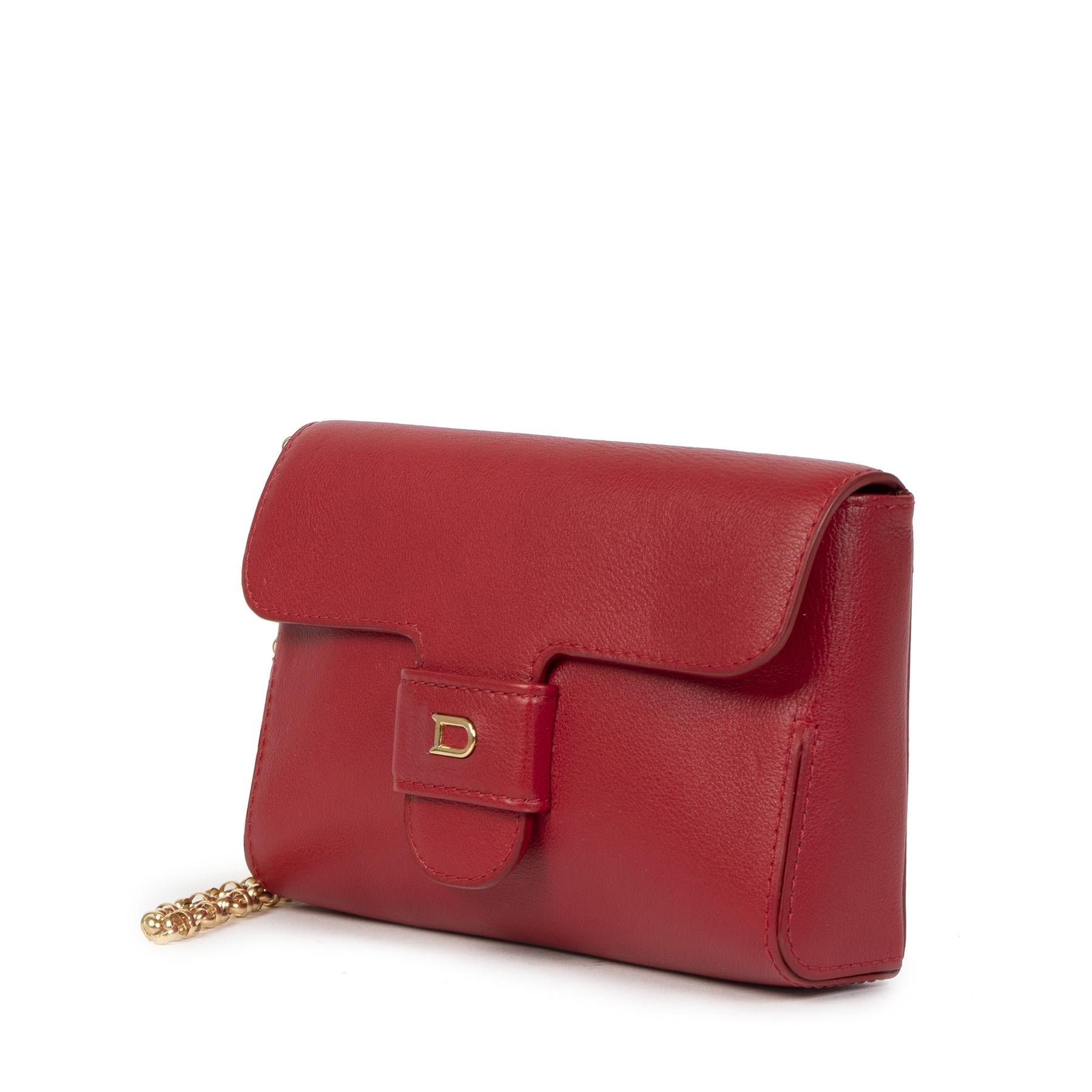 Good condition

Delvaux Red Chain Evening Bag

Elevate your evening looks for any occasion with this red Delvaux mini bag. This gorgeous clutch bag is the perfect purse for a fancy night out and will add a great pop of color to any ensemble. The