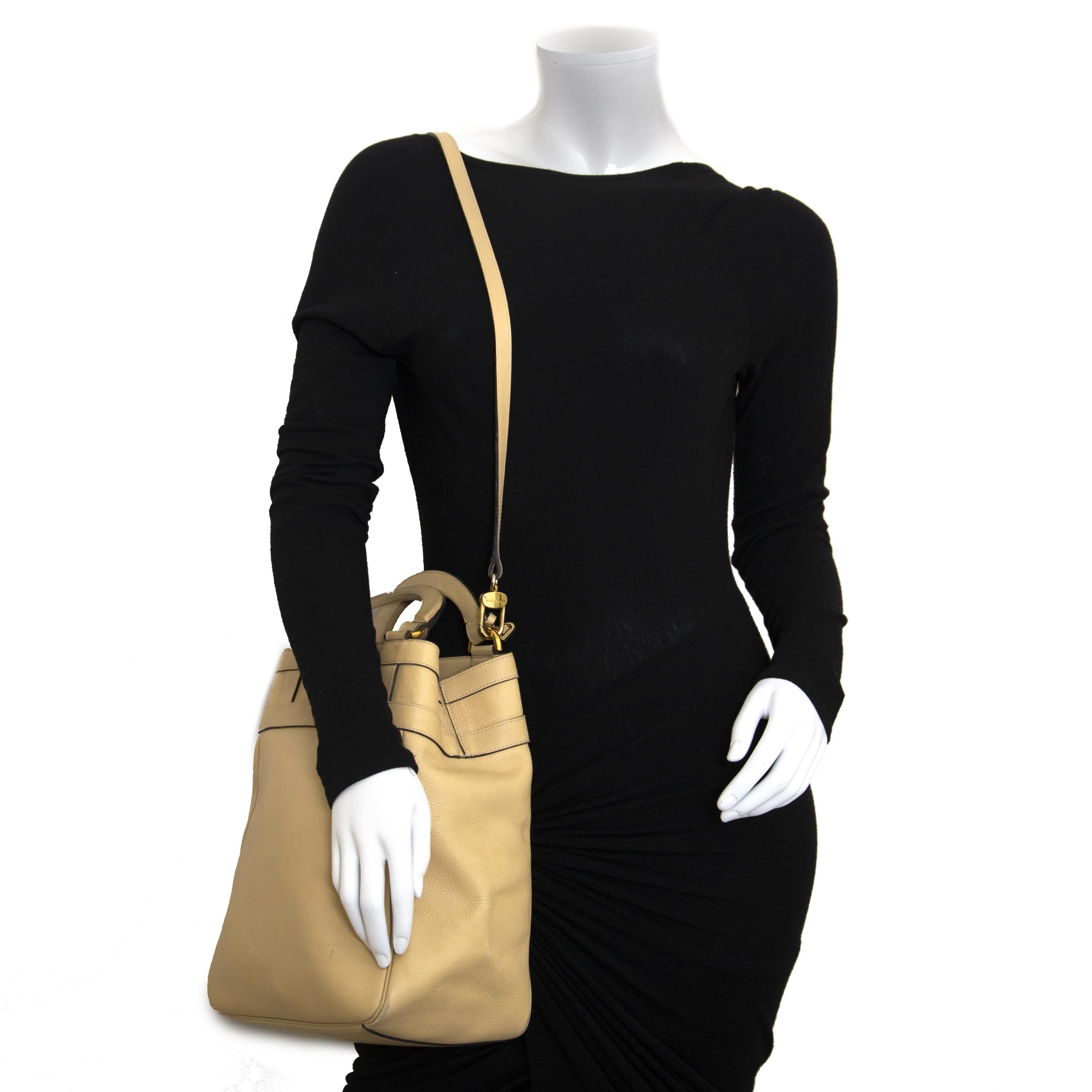 Bon état d'usage

Delvaux Roseau Camel Bucket Bag

Élégant sac à bandoulière en forme de seau de la maison Delvaux. Ce sac est confectionné en cuir Canter structuré dans une jolie teinte camel polyvalente. Ce sac est à la fois spacieux et élégant::