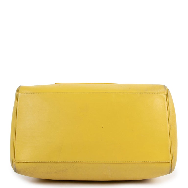 Yellow handbags: the surprise hit of the summer
