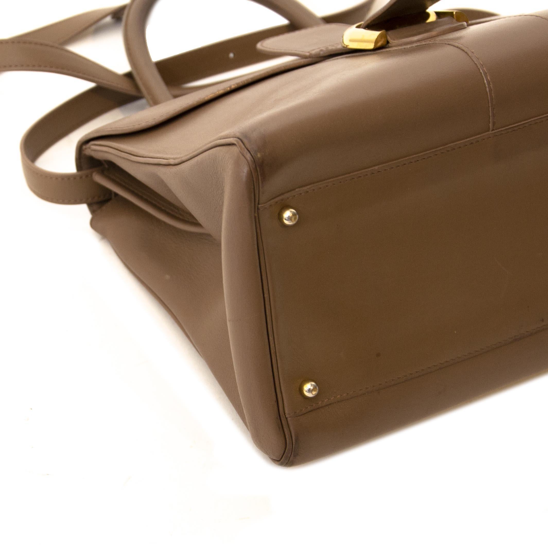 Good preloved Condition

Delvaux Taupe Brillant MM

The Brillant is the most iconic and signature design of the house. This beautiful Brillant by Delvaux is crafted in brown toned leather. Ìcludes the D letter appliqué around the top handle. The