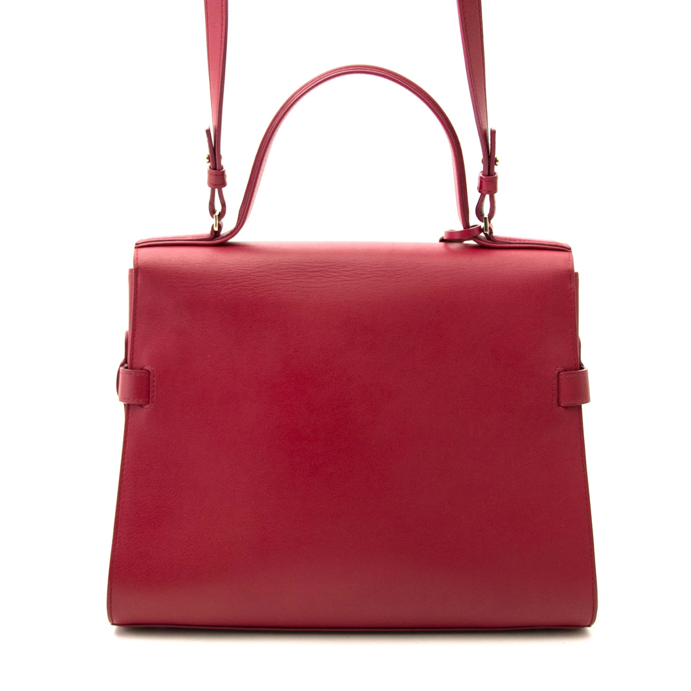 Excellent condition

Delvaux Tempete GM Framboise

Iconic Delvaux tempete in framboise supple grained calfskin.
With its gold toned hardware and geometric shape, this beauty is one of Delvaux's most architectural bags.T
The bag has the perfect size
