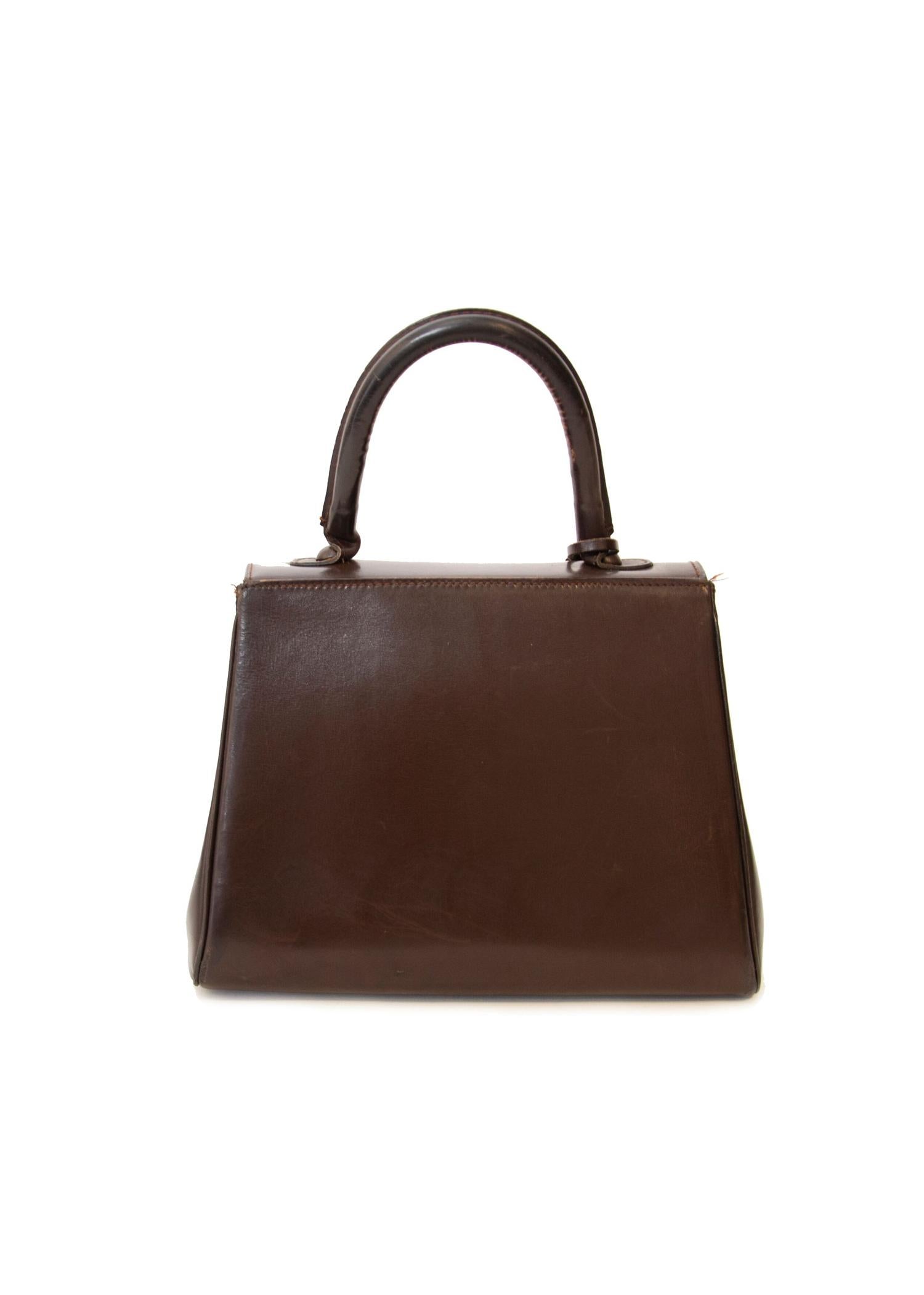 Bon état d'usage

Delvaux Vintage Brown Boxcalf Brillant PM

Ce sac est en cuir boxcalf marron avec un matériel de couleur argentée. 

Un classique de Delvaux dans une couleur de toute saison:: ce bébé égayera n'importe quelle tenue. 
Le sac s'ouvre