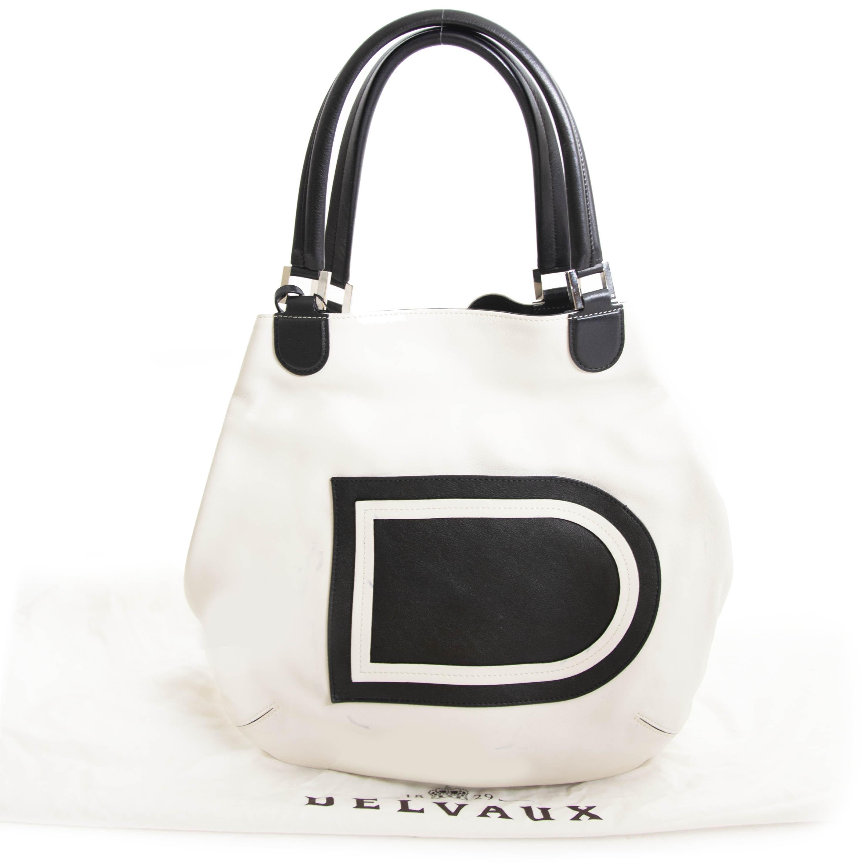 Good preloved condition

Delvaux White Louise Shoulder Bag

This beautiful Delvaux bag comes in white leather with black leather straps and the iconic 'D' logo on the front.
The interior features one extra compartment with zipper. 

Comes