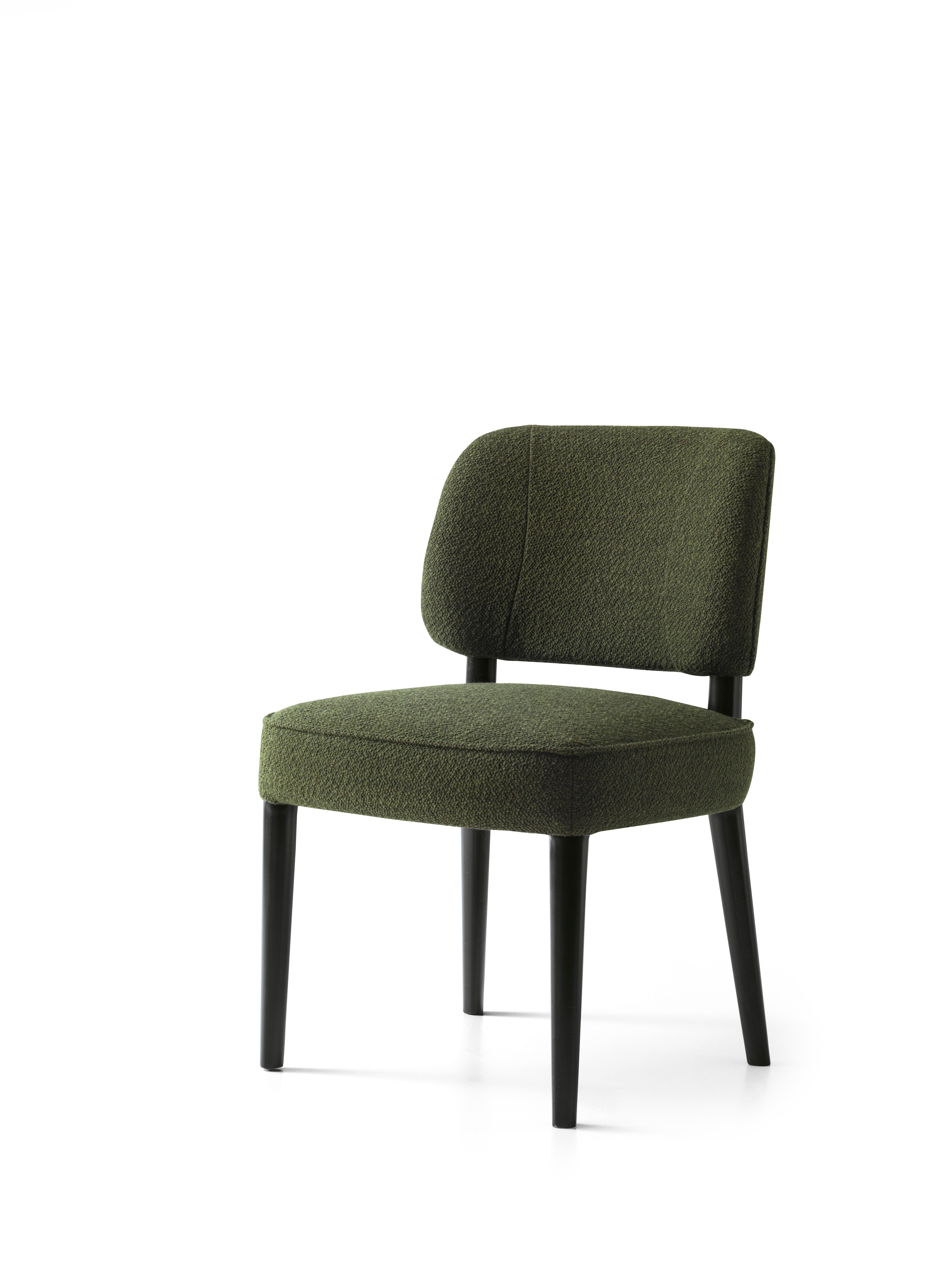 Sedia Delvey 5027 di Redeco
Dimensioni: L. 58 x P. 62 x H. 87 cm
Materiali: Struttura in legno massiccio di Beeche e pad, imbottita con poliuretano espanso a densità differenziate. Pre-upholstery in polyester wadding, upholstery in fabric or leather