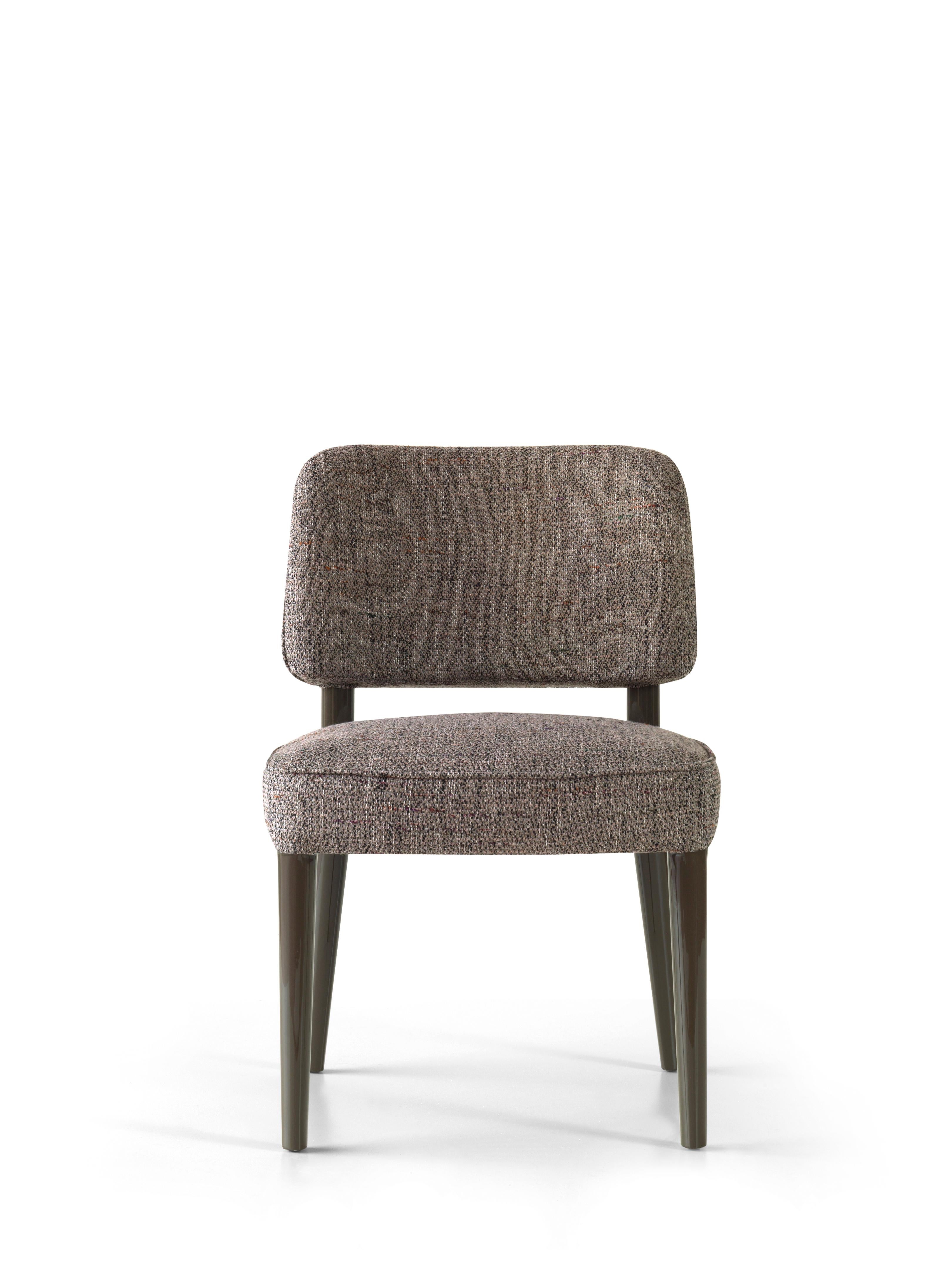 Sedia Delvey 5028 di Redeco
Dimensioni: L. 58 x P. 62 x H. 87 cm
Materiali: Struttura in legno massiccio di Beeche e pad, imbottita con poliuretano espanso a densità differenziate. Pre-upholstery in polyester wadding, upholstery in fabric or leather