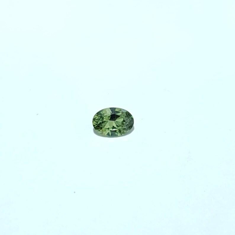 Demantoid Granat 0,75 ct Demantoid Edelstein Madagaskar Demantoid Granat (Ovalschliff) im Angebot
