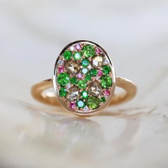 Bague en mosaïque de spinelle rose intense avec grenat démantoïde vert olive et diamant taillé en rose