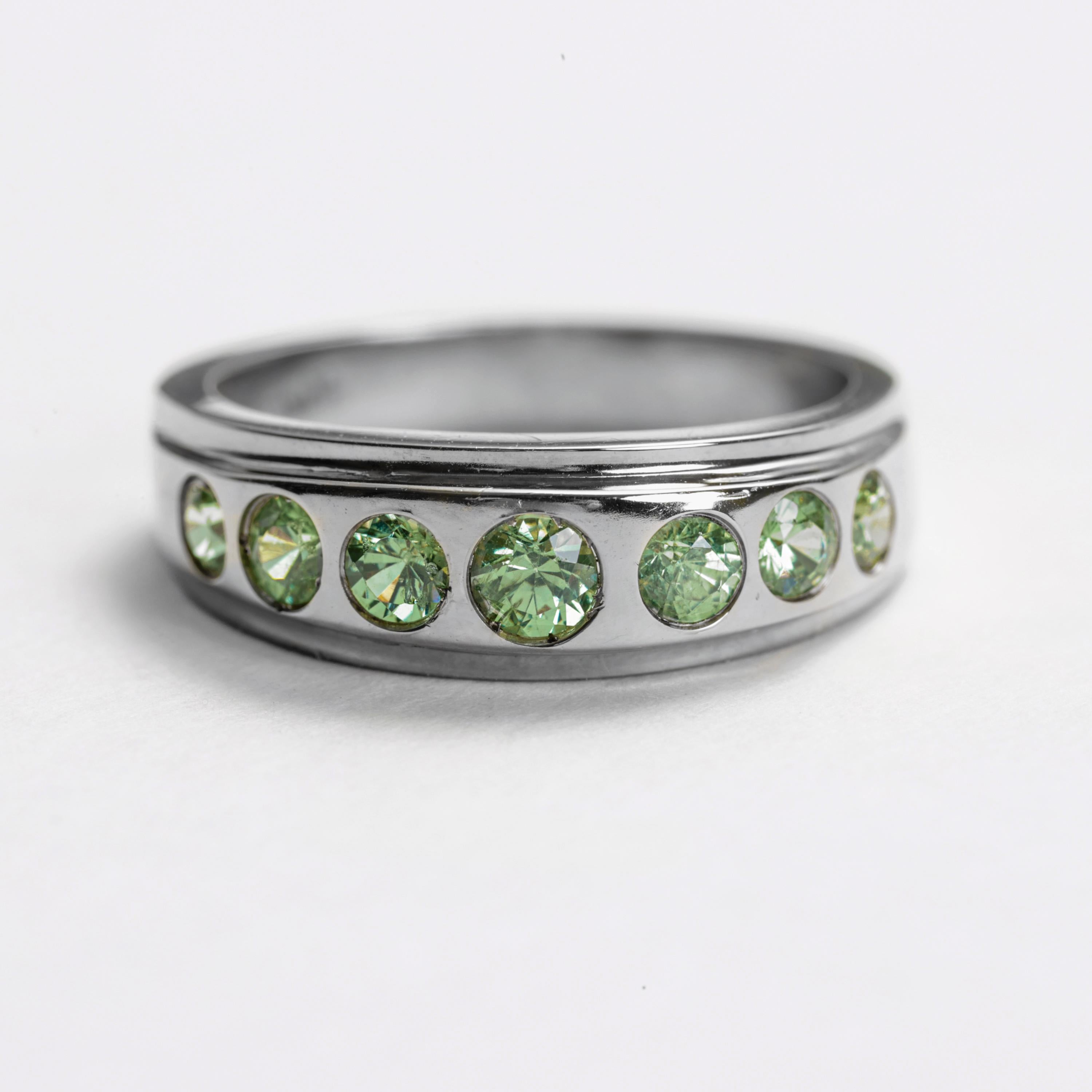 Dieser Ring aus 18 Karat Weißgold enthält 7 ¾ helle und feurige frühlingsgrüne Demantoid-Granate, die zwischen 3,4 mm und 4,07 mm groß sind und zusammen etwa 1,30 Karat wiegen. Dieser Ring der Größe 7 wiegt 6,65, was für einen Ring der Größe 7 sehr