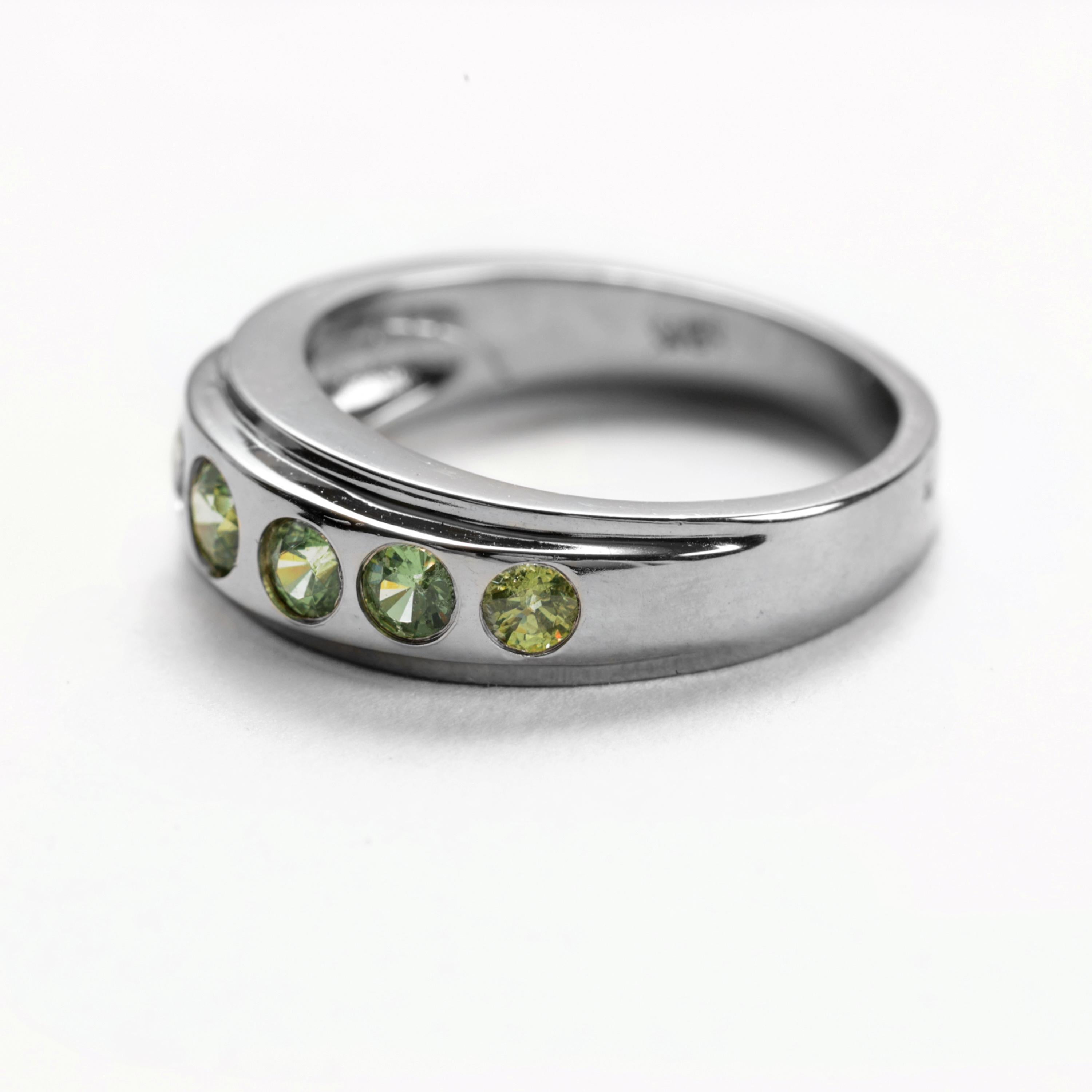 Demantoid-Granat-Ring, schlankes 18K Weißgold, 1,30 Karat, Größe 7 ¾ (Kunsthandwerker*in) im Angebot