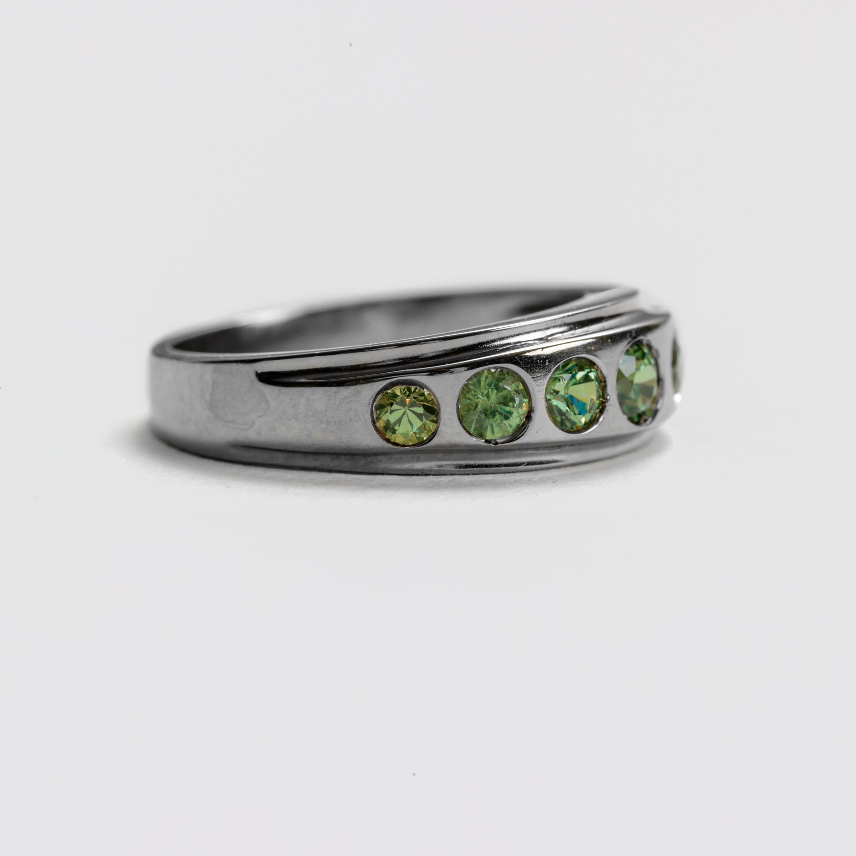 Demantoid-Granat-Ring, schlankes 18K Weißgold, 1,30 Karat, Größe 7 ¾ im Zustand „Hervorragend“ im Angebot in Southbury, CT