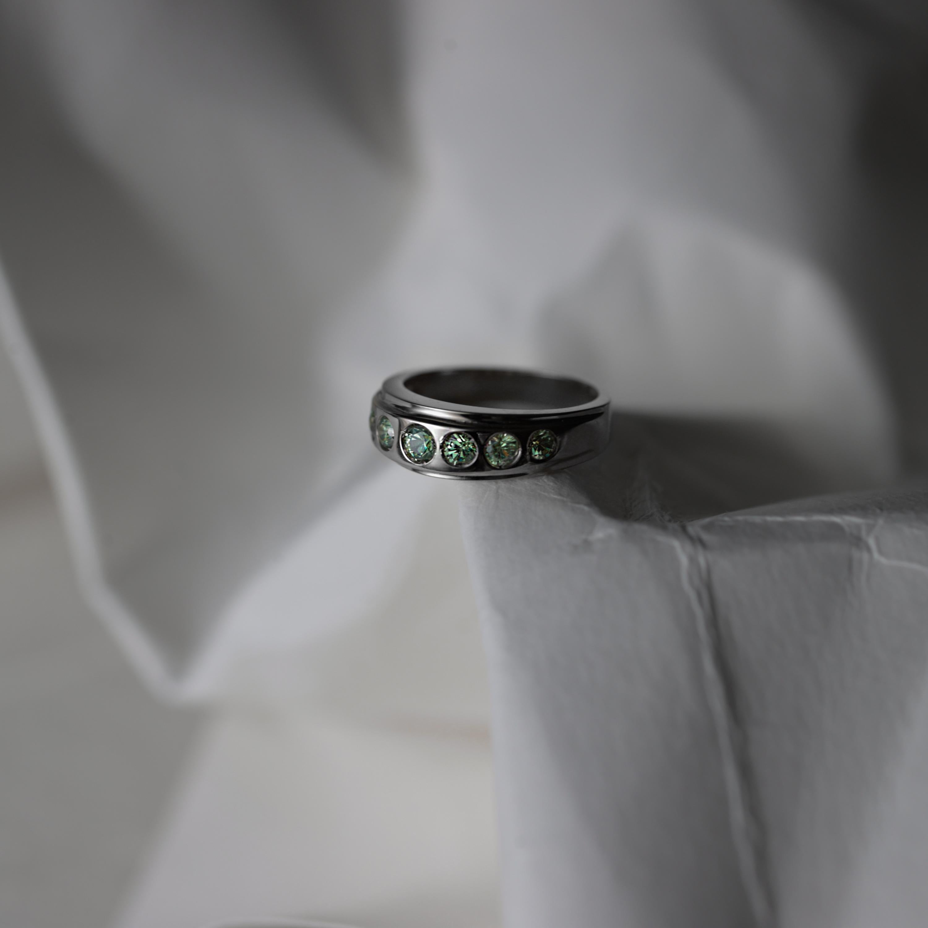 Demantoid-Granat-Ring, schlankes 18K Weißgold, 1,30 Karat, Größe 7 ¾ im Angebot 1