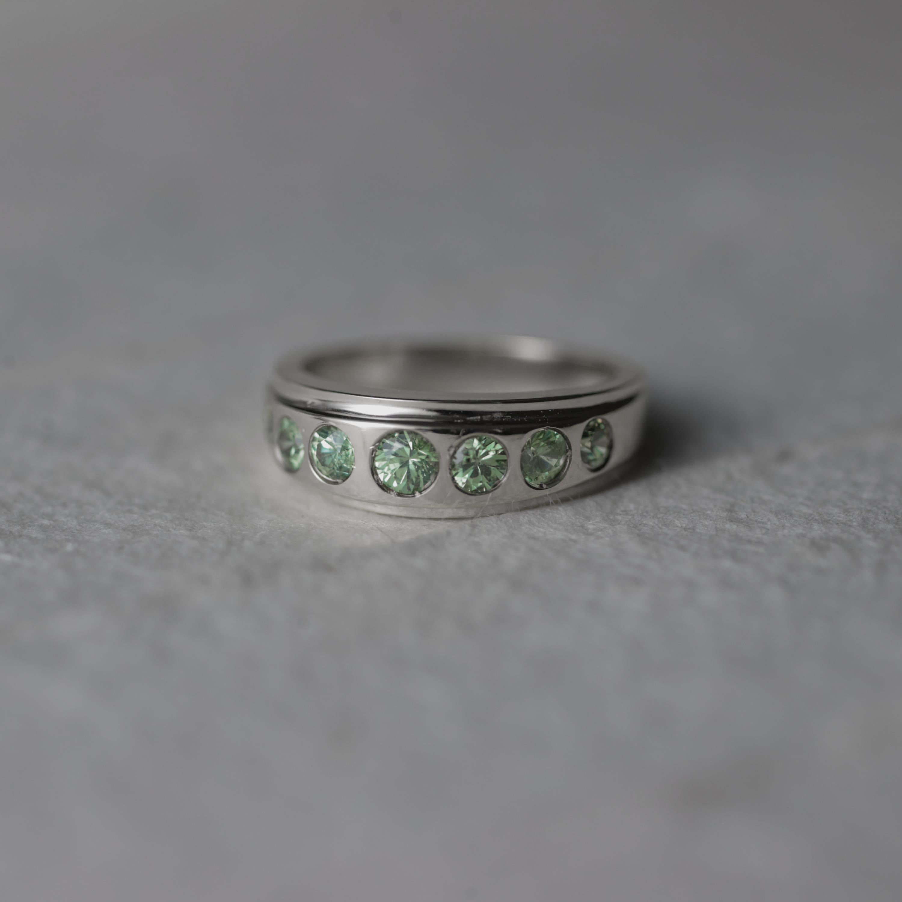 Demantoid-Granat-Ring, schlankes 18K Weißgold, 1,30 Karat, Größe 7 ¾ im Angebot 2