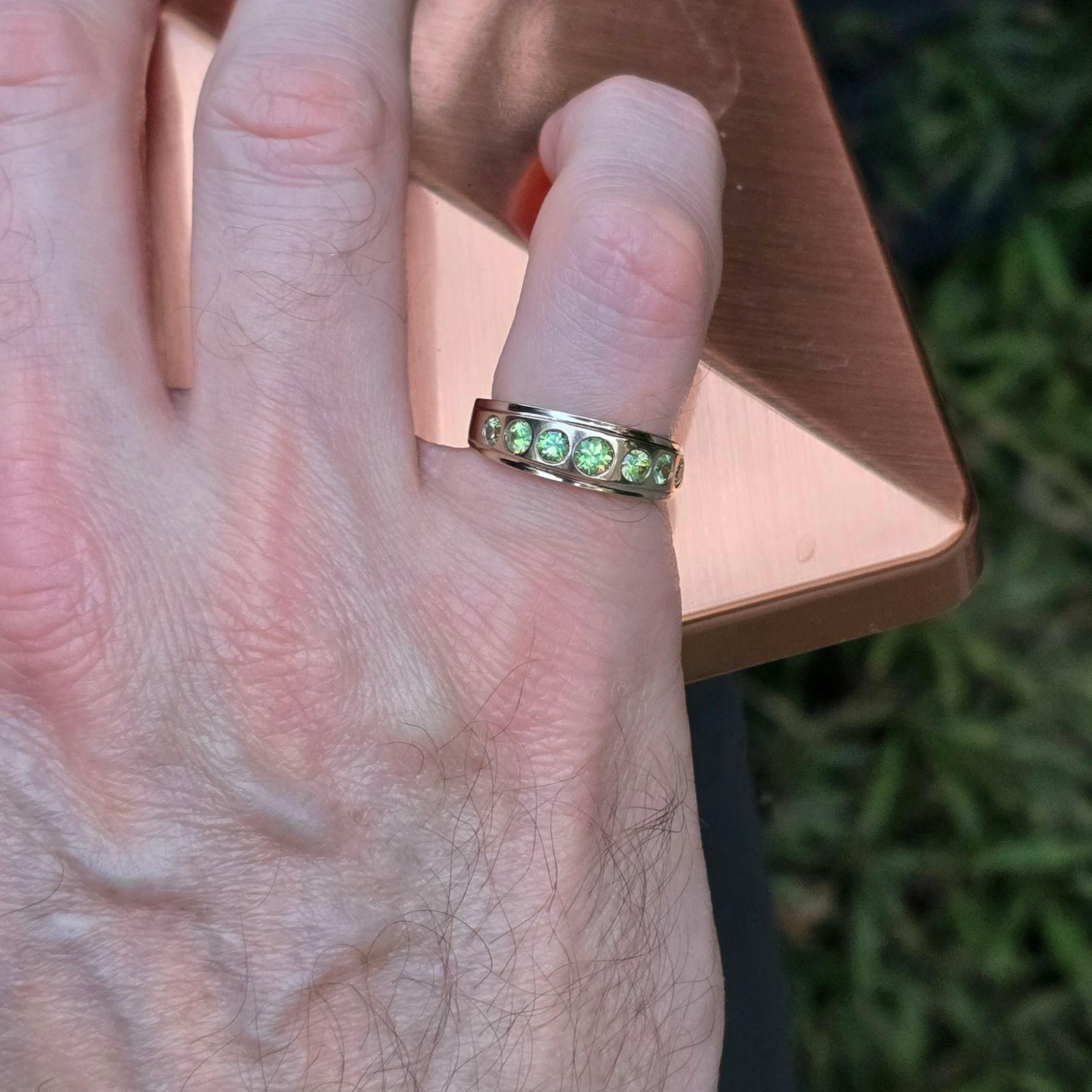 Demantoid-Granat-Ring, schlankes 18K Weißgold, 1,30 Karat, Größe 7 ¾ im Angebot 3