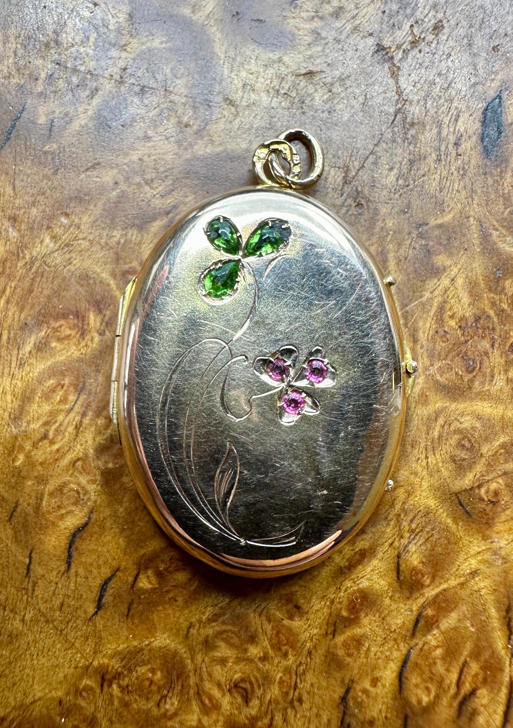 Collana con ciondolo a forma di fiore di granato demantoide e rubino Arte Antiques In condizioni buone in vendita a New York, NY
