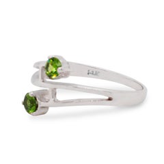 Anello di fidanzamento con granato verde demantoide in oro 14 carati