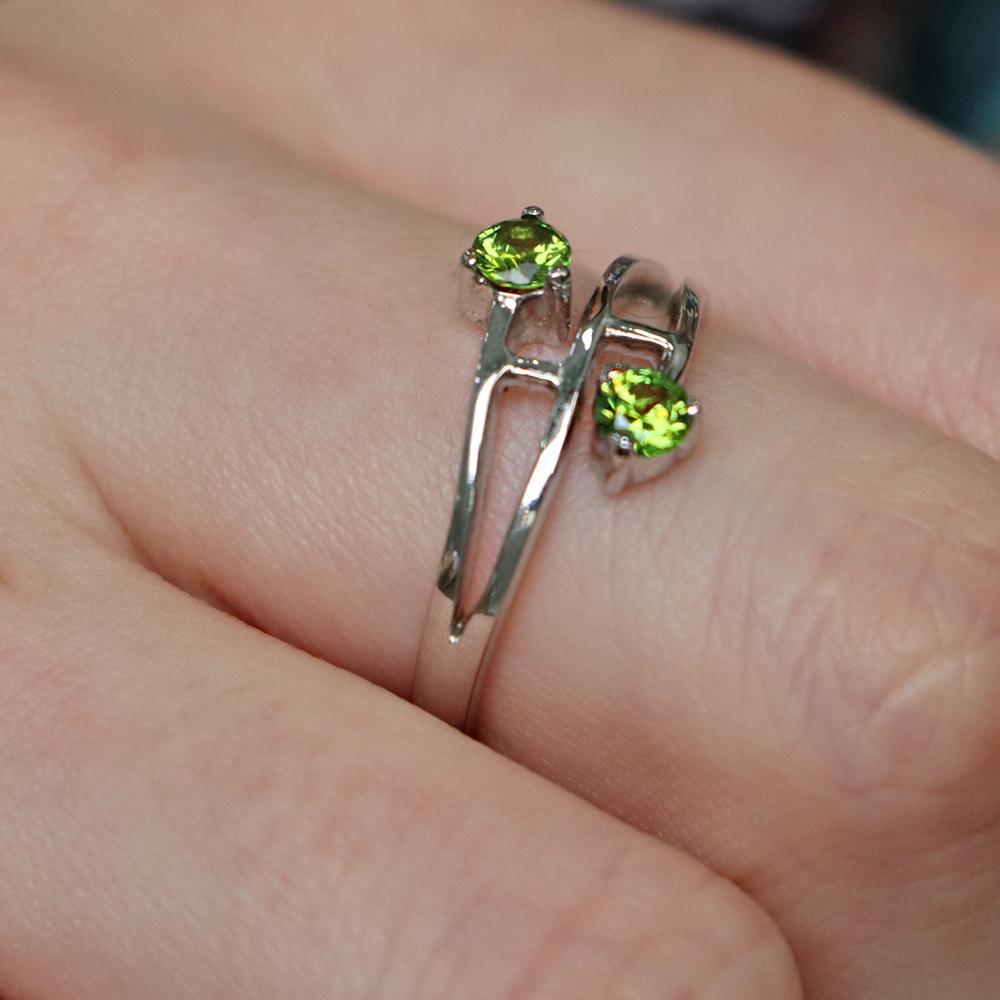 Verlobungsring mit grünem Demantoid-Granat aus 14 Karat Gold (Rundschliff) im Angebot