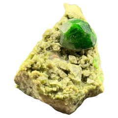 Cristallo di granato verde demantoide su Matrix dall'Iran