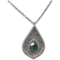 Collier de grenat vert démantoïde en forme de poire et diamants en or blanc 18 carats