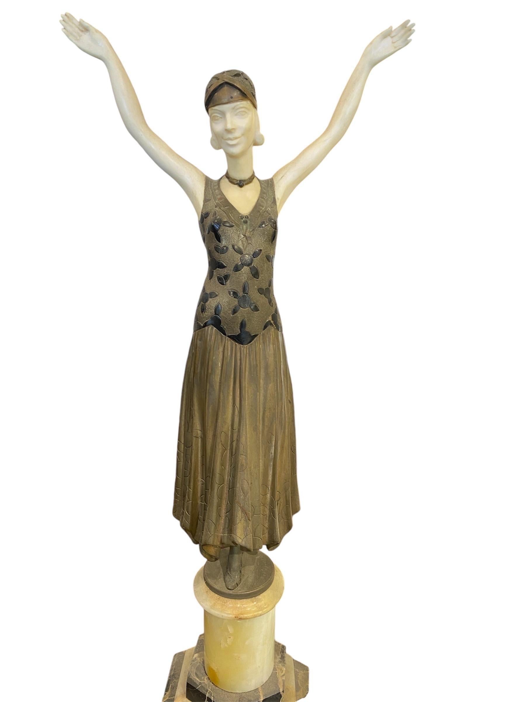 Cette sculpture est une œuvre de **Demetre Chiparus**, sculpteur roumain renommé de la période Art déco. Eleg est célèbre pour ses sculptures détaillées en bronze et en ivoire représentant des danseurs, souvent dans des poses élégantes et
