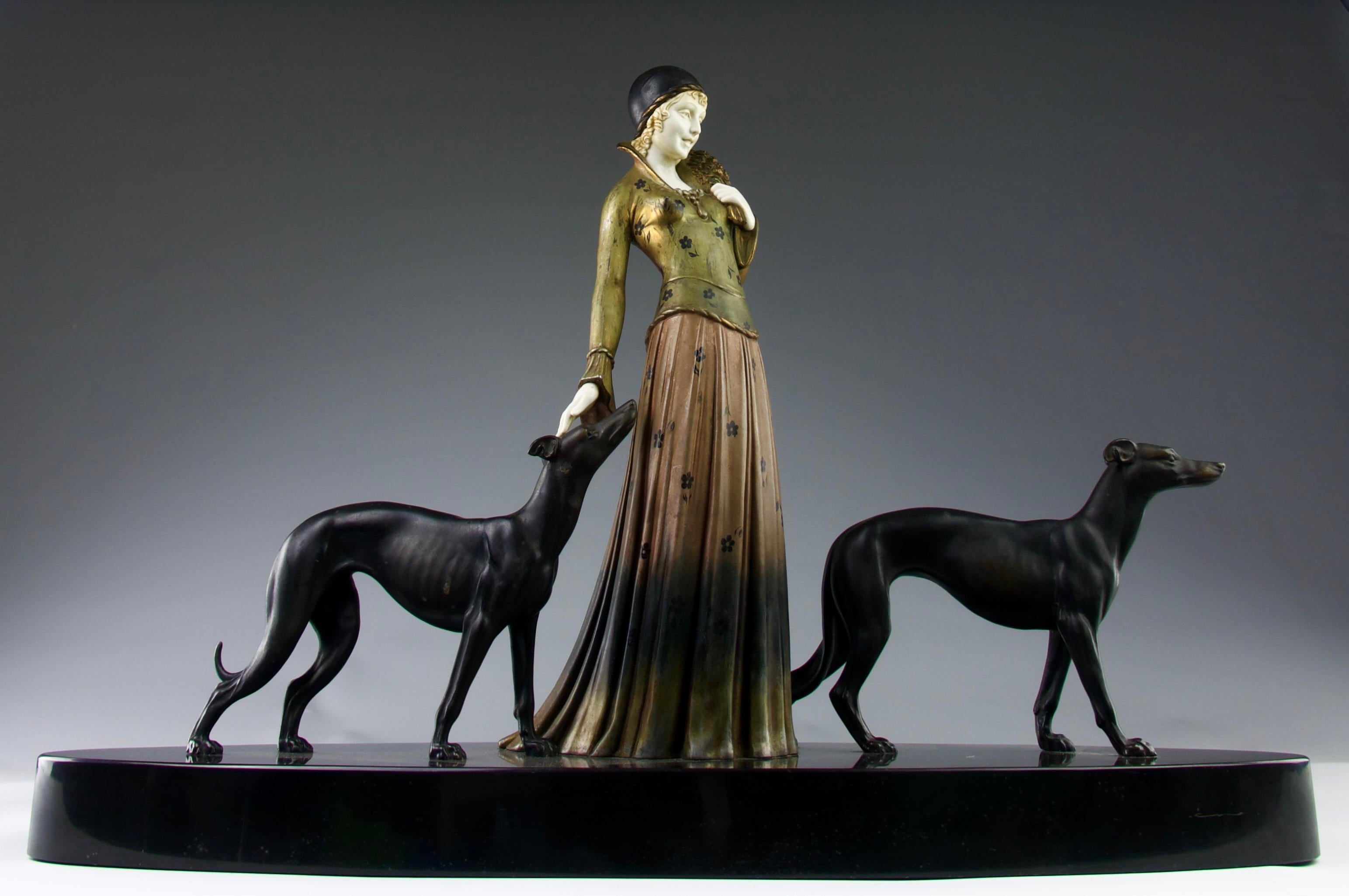 Superbe sculpture de Demetre Haralamb Chiparus (1886-1947) représentant une femme élégante avec ses lévriers. Groupe en régule doré et patiné, la base oblongue en marbre noir. Signé sur la terrasse. 

Excellent état, quelques légères