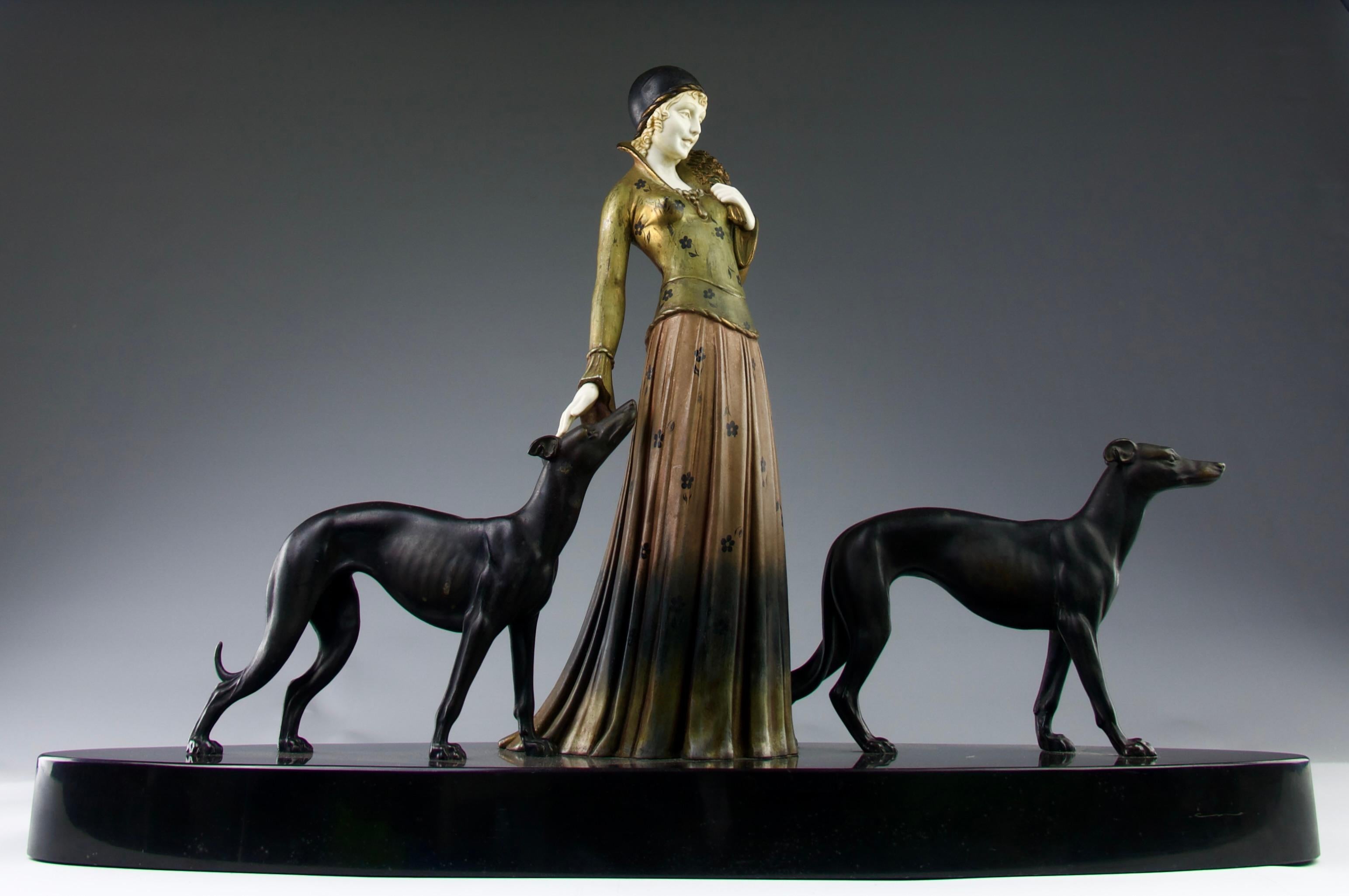 Prächtige Skulptur von Demetre Haralamb Chiparus (1886-1947), die eine elegante Frau mit ihren Windhunden darstellt. Gruppe in vergoldetem und patiniertem Regal, der längliche Sockel in schwarzem Marmor. Unterschrieben auf der Terrasse.