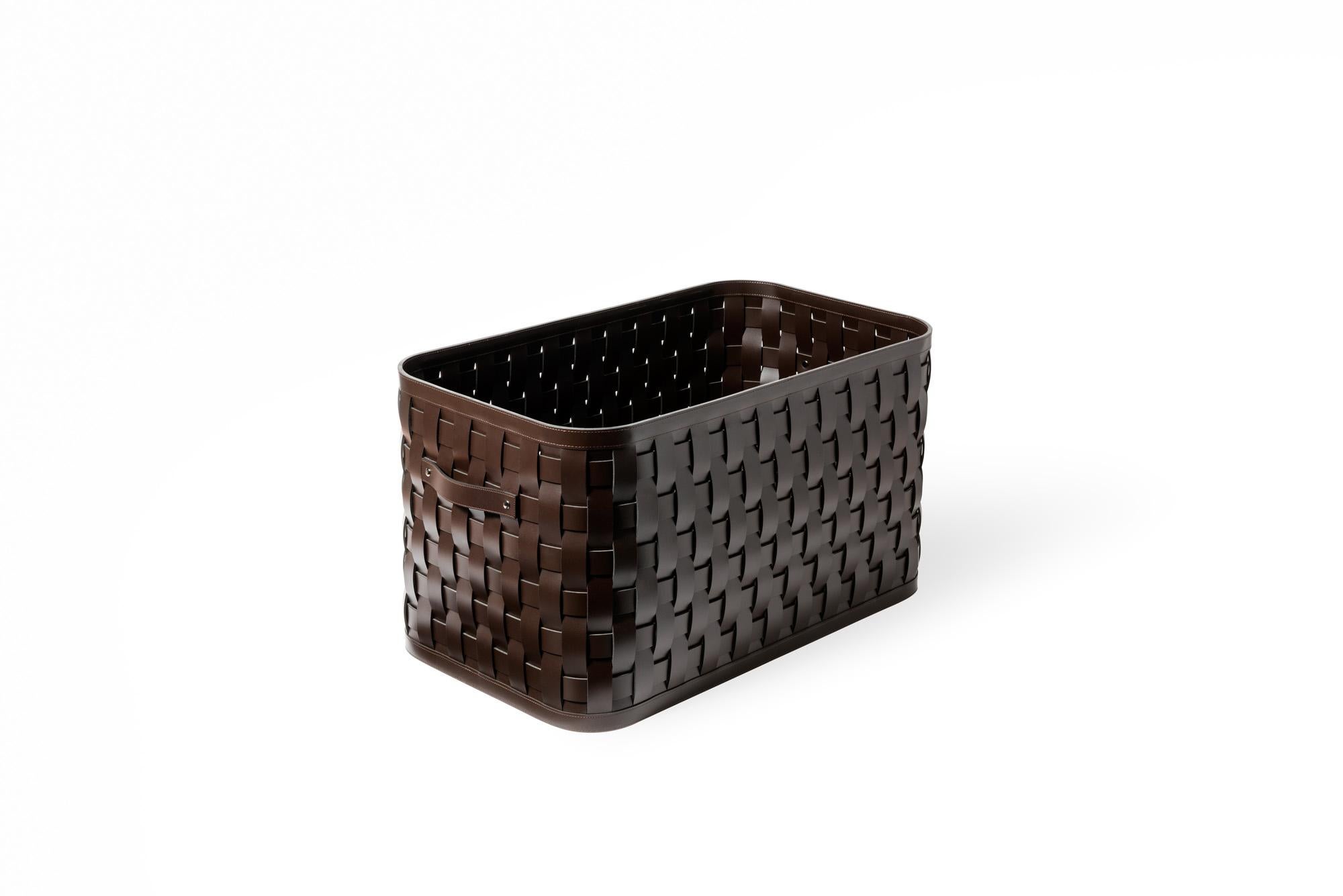 Part of the Demetra series, this big basket is made of high quality, durable, eco-friendly handwoven leather and features a lid of the same color. This versatile basket offers an elegant solution to all the storage needs around the house: in the