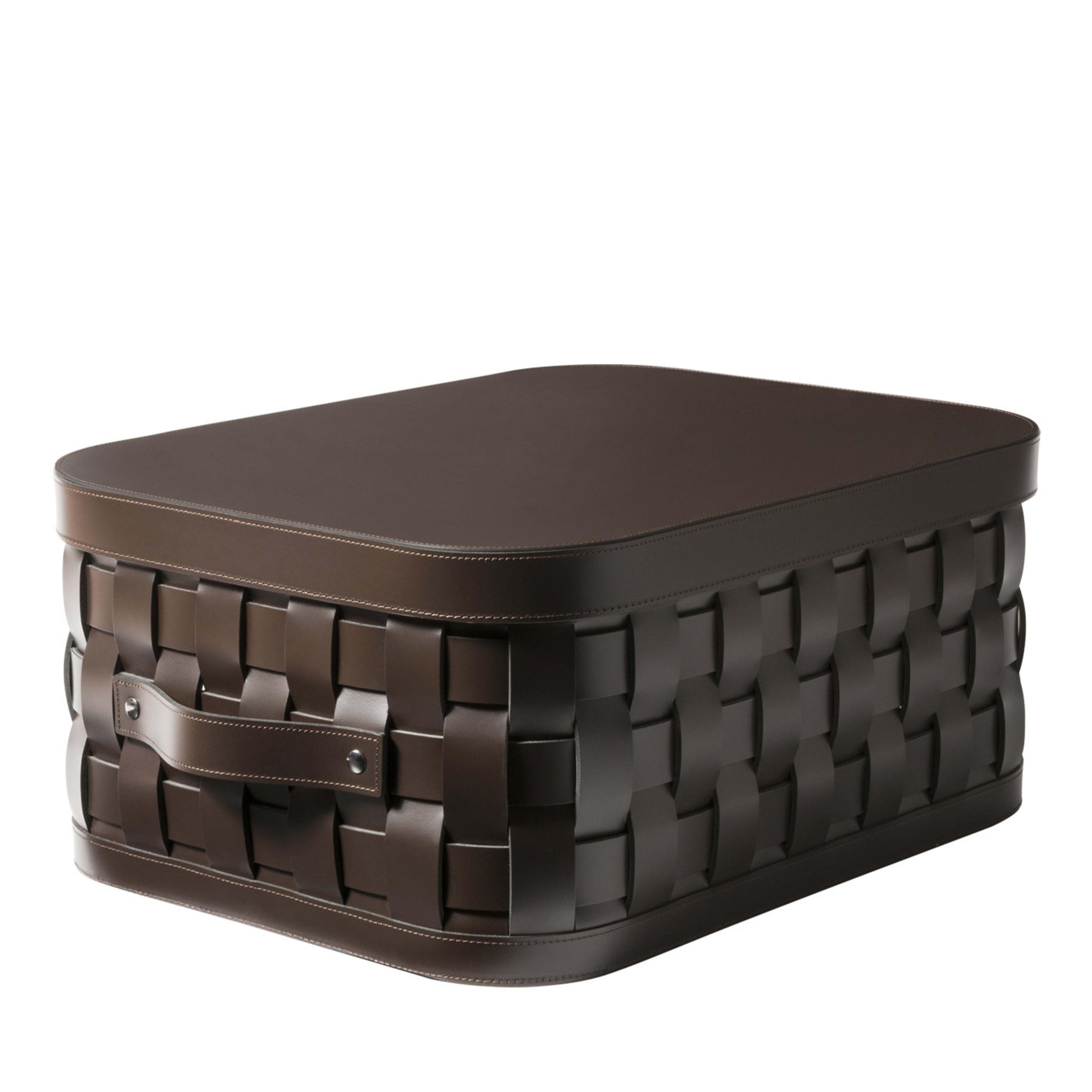 Ce magnifique panier tressé à la main est fait de cuir écologique tressé de façon unique avec des bandes de couleur marron pour lui donner un aspect décontracté et rustique. Ce panier est parfait comme contenant pour garder une pièce élégante,