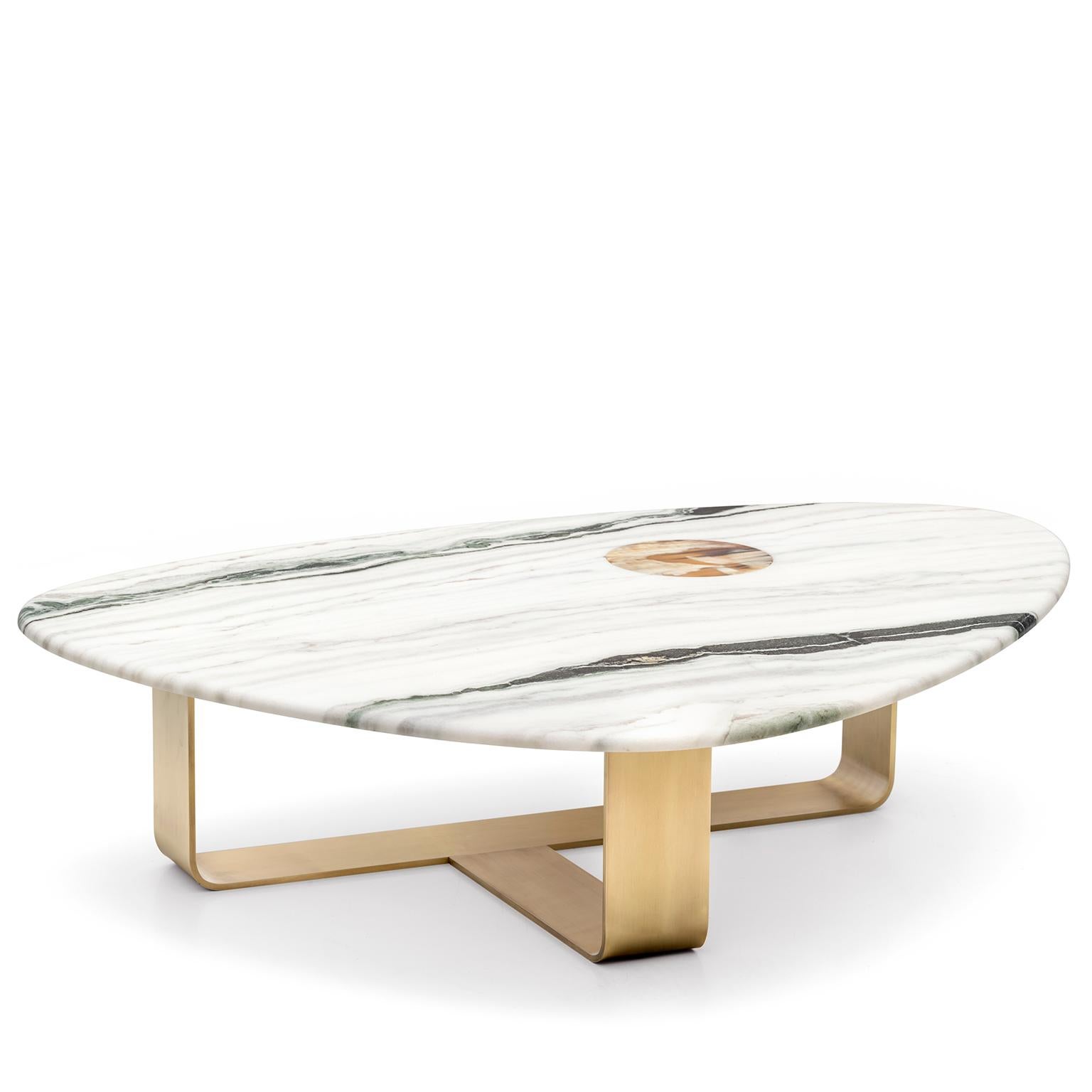 Artistic streak and craftsmanship excellence find their ultimate expression in our Demetra coffee table, an eye-catching marriage of solemn materials and flawless shapes. Resting atop an elegant structure in satin metal, this table sports a