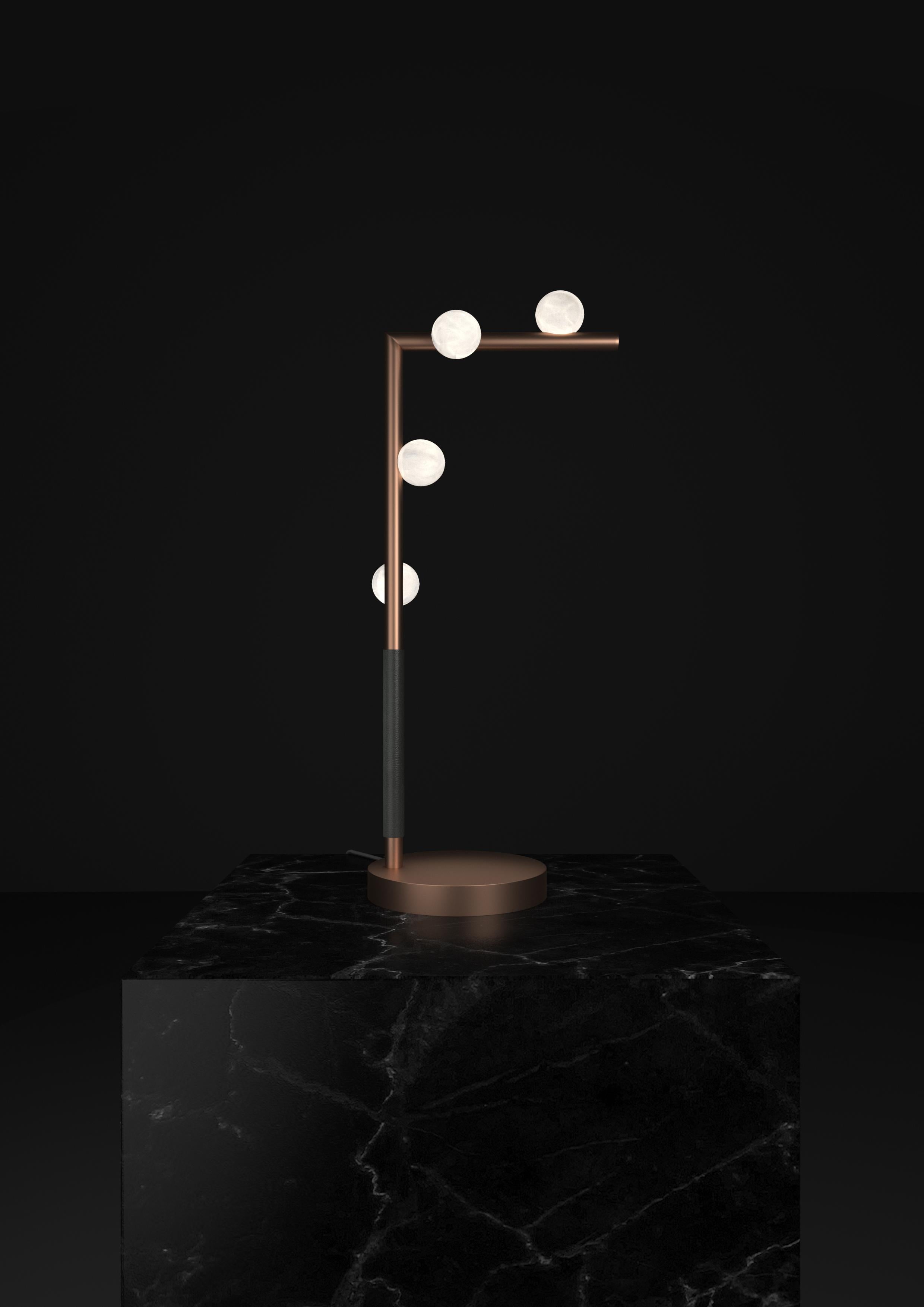 Lámpara de sobremesa Demetra de cobre by Alabastro Italiano
Dimensiones: P 20 x An 35 x Al 67 cm.
Materiales: Alabastro blanco, cobre y cuero.

Disponible en distintos acabados: Plata Brillante, Bronce, Latón Cepillado, Ruggine de Florencia, Bruñido