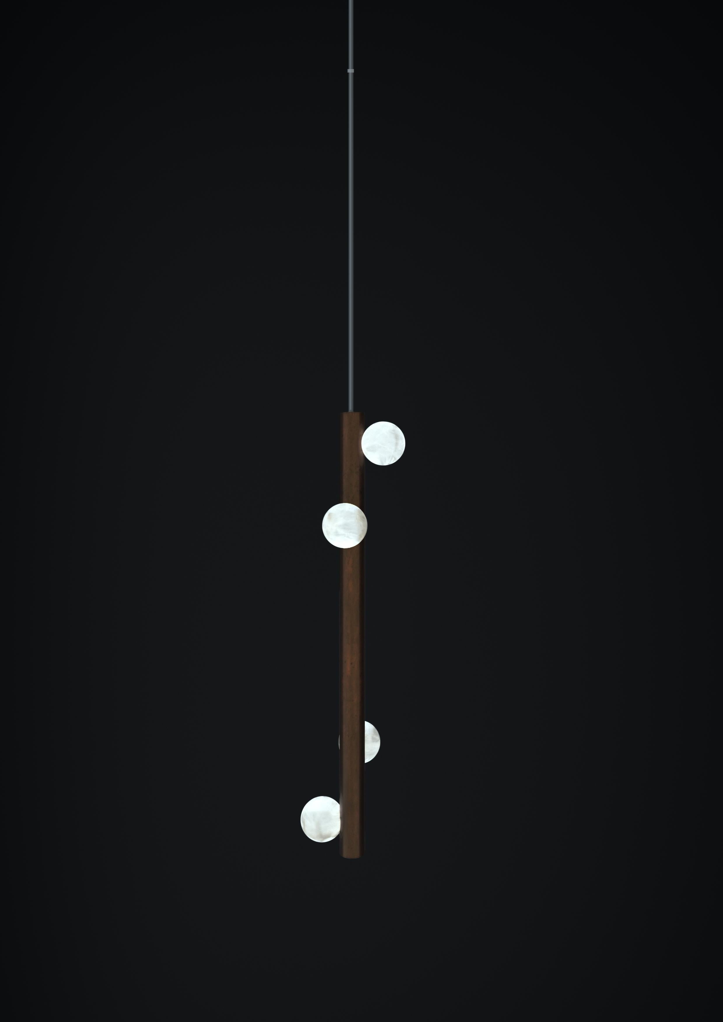 Lampada a sospensione in metallo Demetra Ruggine Of Florence 2 di Alabastro Italiano Dimensioni: D 12 x L 12 x H 60 cm.
Materiali: Alabastro bianco e metallo.

Disponibile in diverse finiture: Argento lucido, Bronzo, Ottone spazzolato, Ruggine di