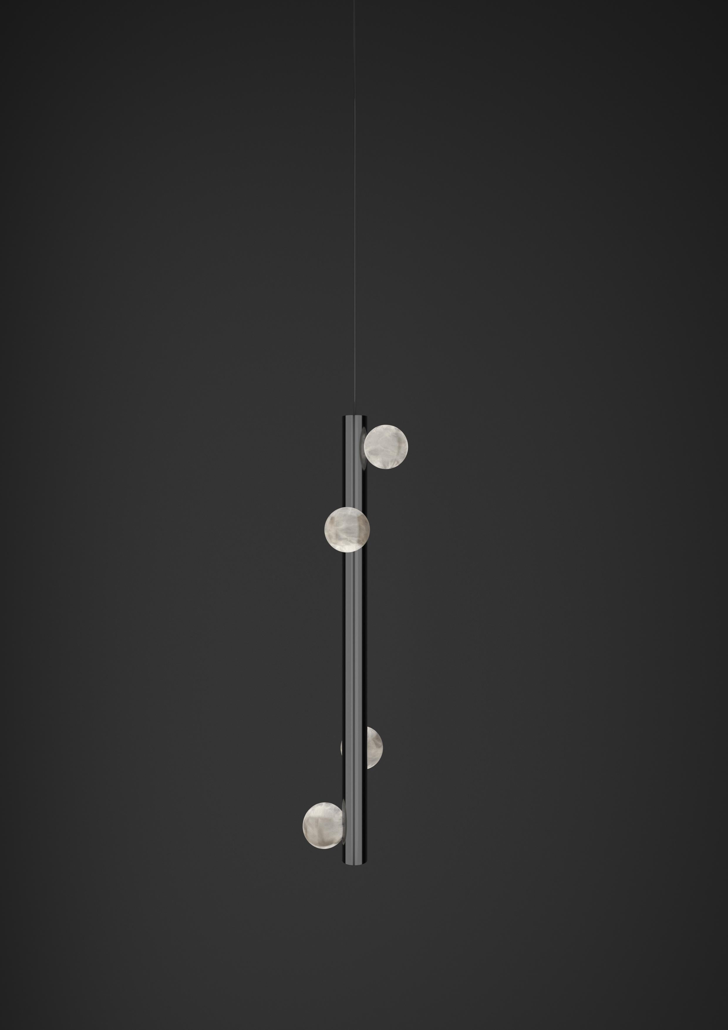 Lampada a sospensione Demetra in metallo nero lucido 2 di Alabastro Italiano Dimensioni: D 12 x L 12 x H 60 cm.
Materiali: Alabastro bianco e metallo.

Disponibile in diverse finiture: Argento lucido, Bronzo, Ottone spazzolato, Ruggine di Firenze,