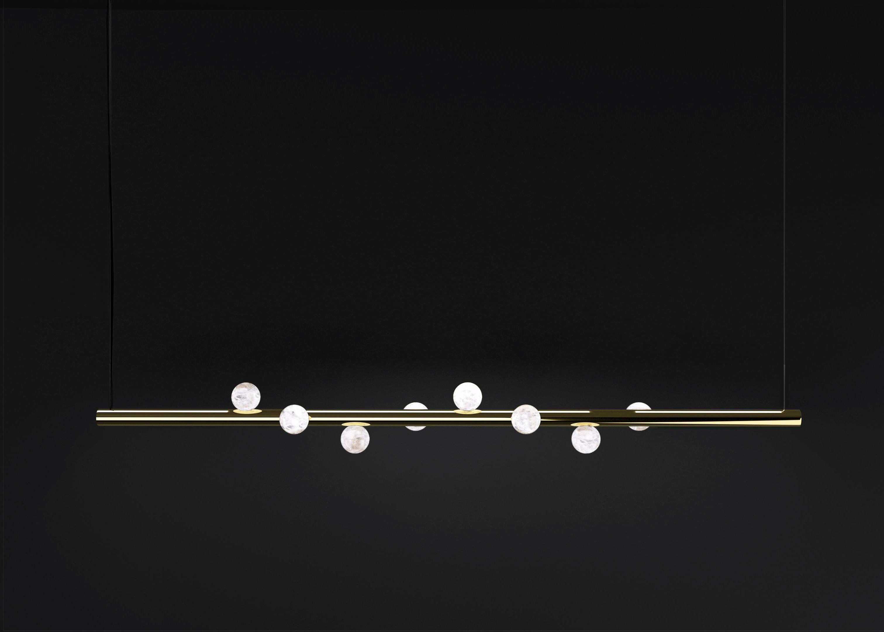Lampada a sospensione in metallo oro lucido Demetra 1 di Alabastro Italiano
Dimensioni: D 12 x L 120 x H 12 cm.
Materiali: Alabastro bianco, metallo dorato lucido e pelle.

Disponibile in diverse finiture: Argento lucido, Bronzo, Ottone spazzolato,