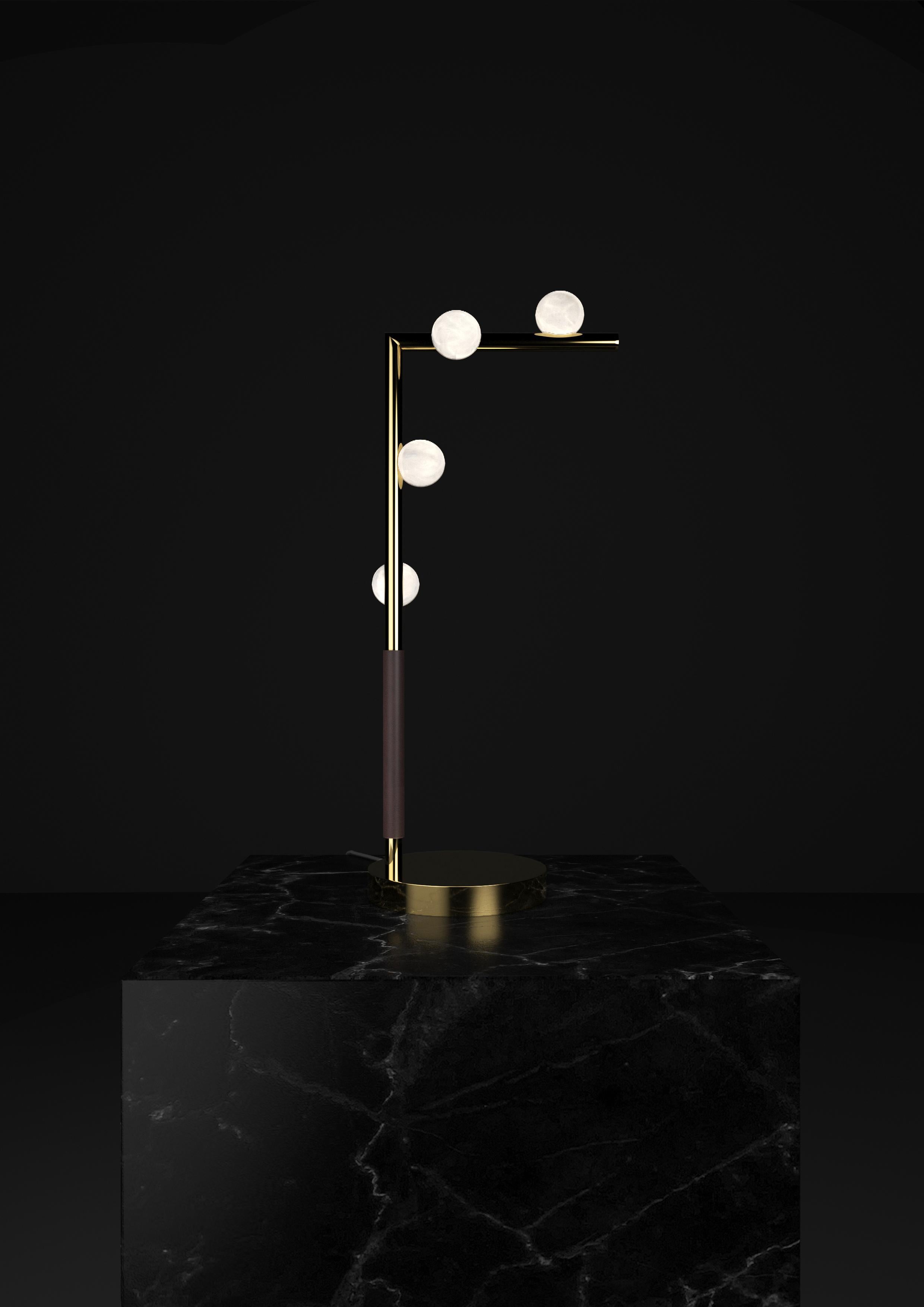 Demetra Tischlampe aus glänzendem Goldmetall von Alabastro Italiano
Abmessungen: T 20 x B 35 x H 67 cm.
MATERIALIEN: Weißer Alabaster, Metall und Leder.

Erhältlich in verschiedenen Ausführungen: Glänzendes Silber, Bronze, gebürstetes Messing,