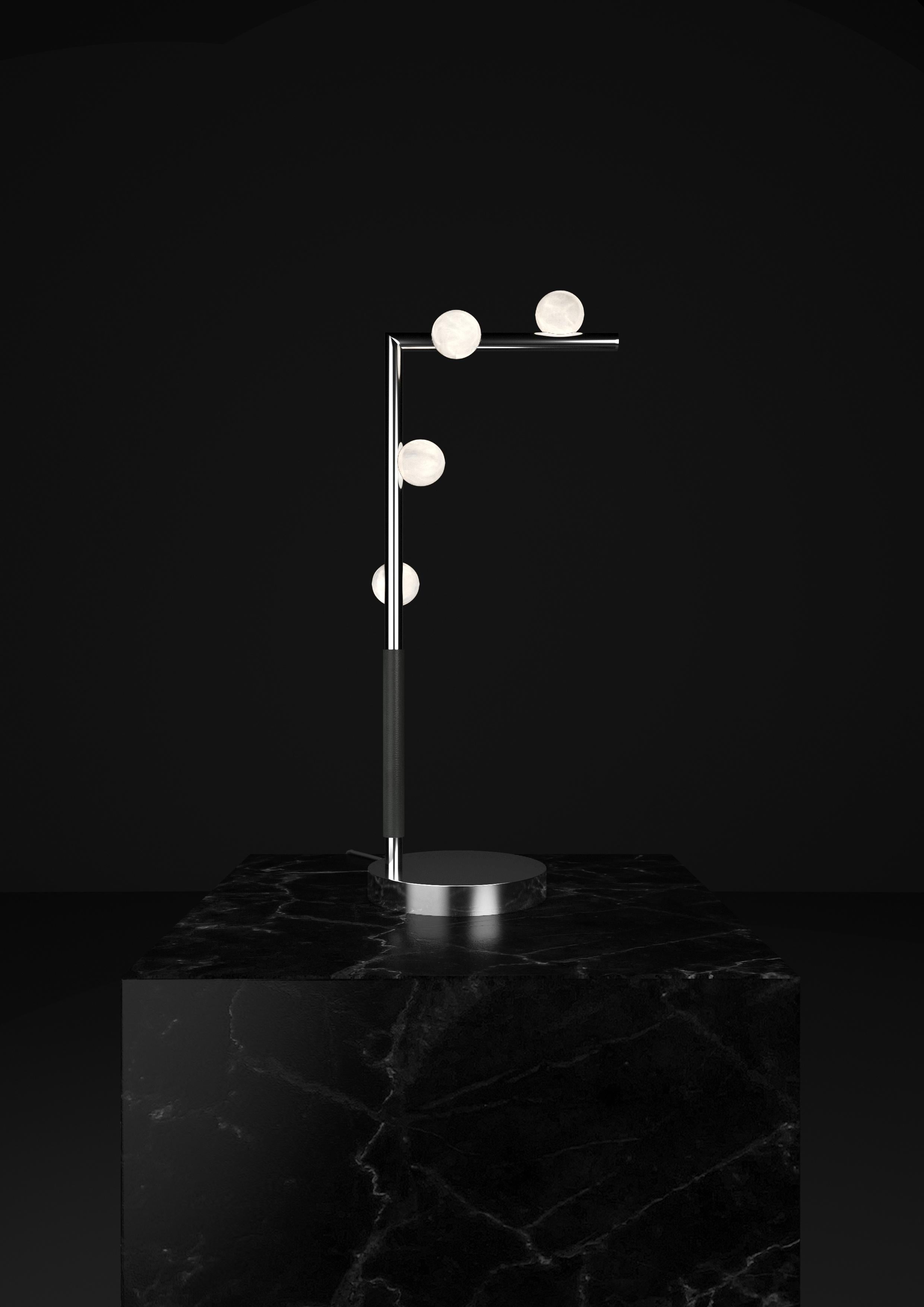 Lampe de table Demetra en métal A Silver brillant par Alabastro Italiano
Dimensions : D 20 x L 35 x H 67 cm.
MATERIAL : Albâtre blanc, métal et cuir.

Disponible en différentes finitions : Argent brillant, Bronze, Laiton brossé, Ruggine de Florence,