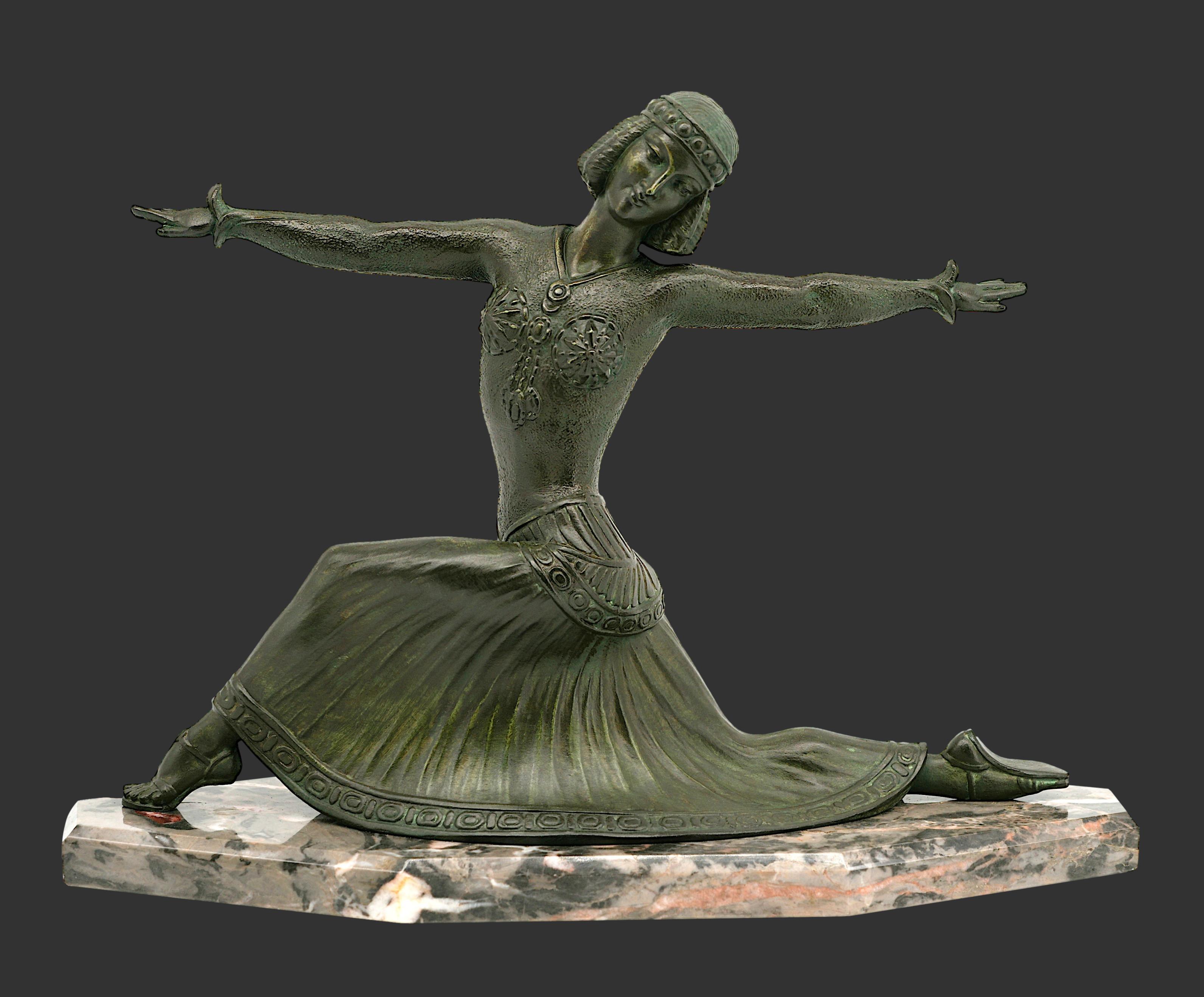 Französische Art-Déco-Skulptur von Demetre Chiparus (1886-1947), Frankreich, 1920er Jahre. Tänzerin. Kalt bemalter Zinn und Marmor. Maße: Breite: 35,2 cm (13,9